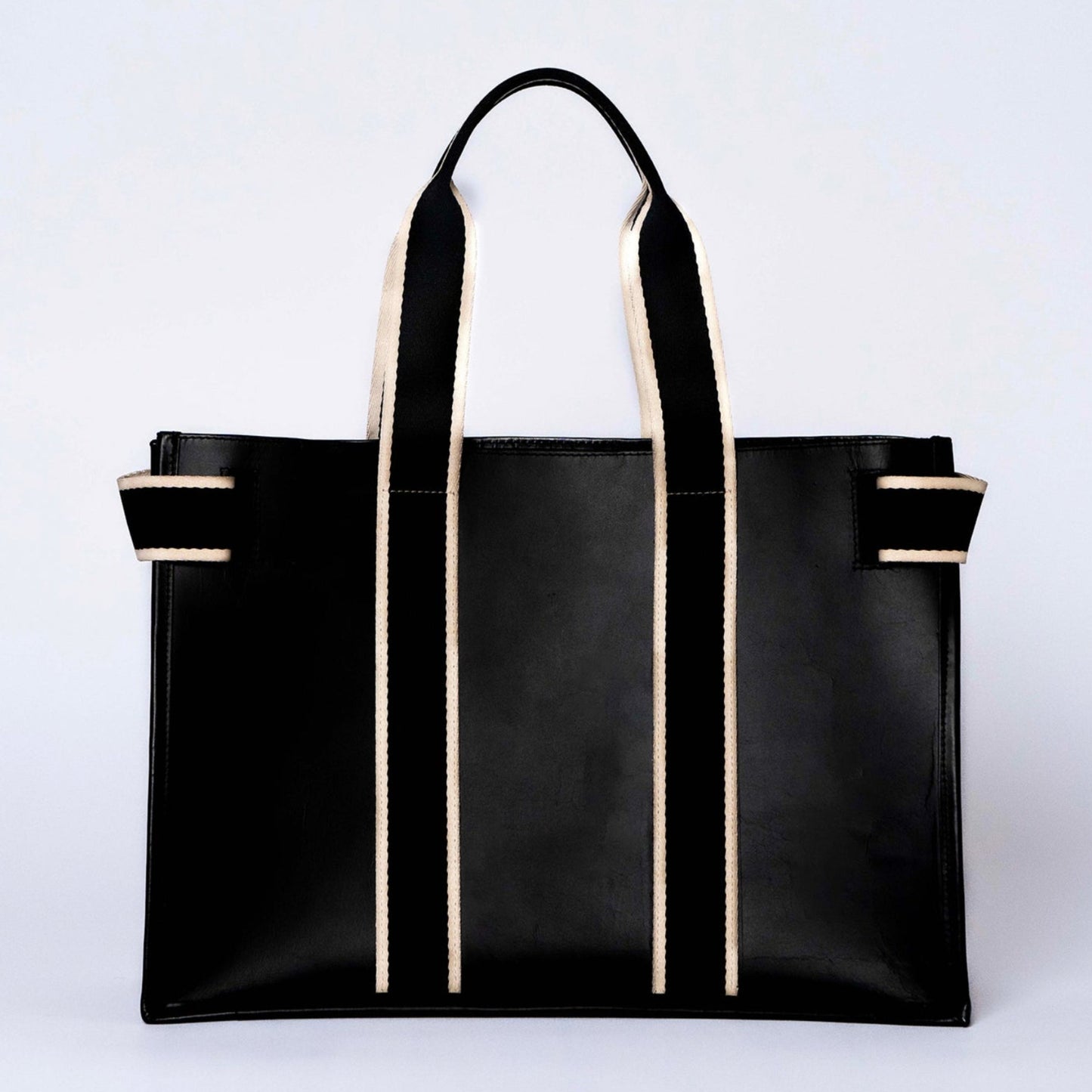 Structured leather tote bag — NUMÉRO 01 by atelier &LAB, rear view highlighting the clean structured silhouette and balanced proportions in premium upcycled full-grain calf leather, Paris design studio.