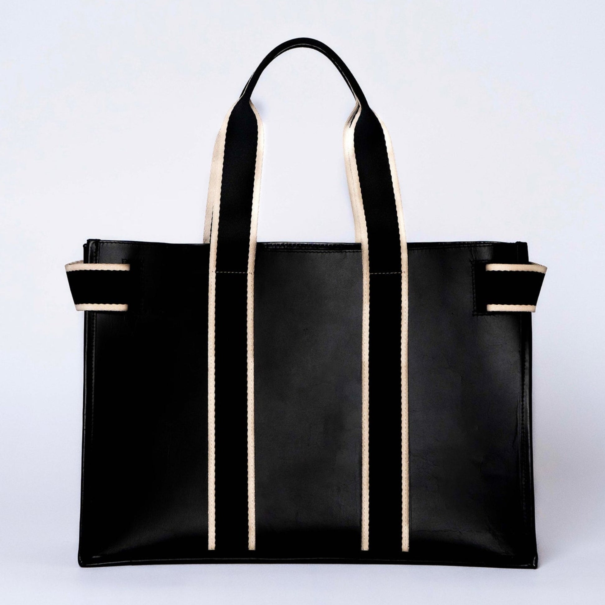 Structured leather tote bag — NUMÉRO 01 by atelier &LAB, rear view highlighting the clean structured silhouette and balanced proportions in premium upcycled full-grain calf leather, Paris design studio.