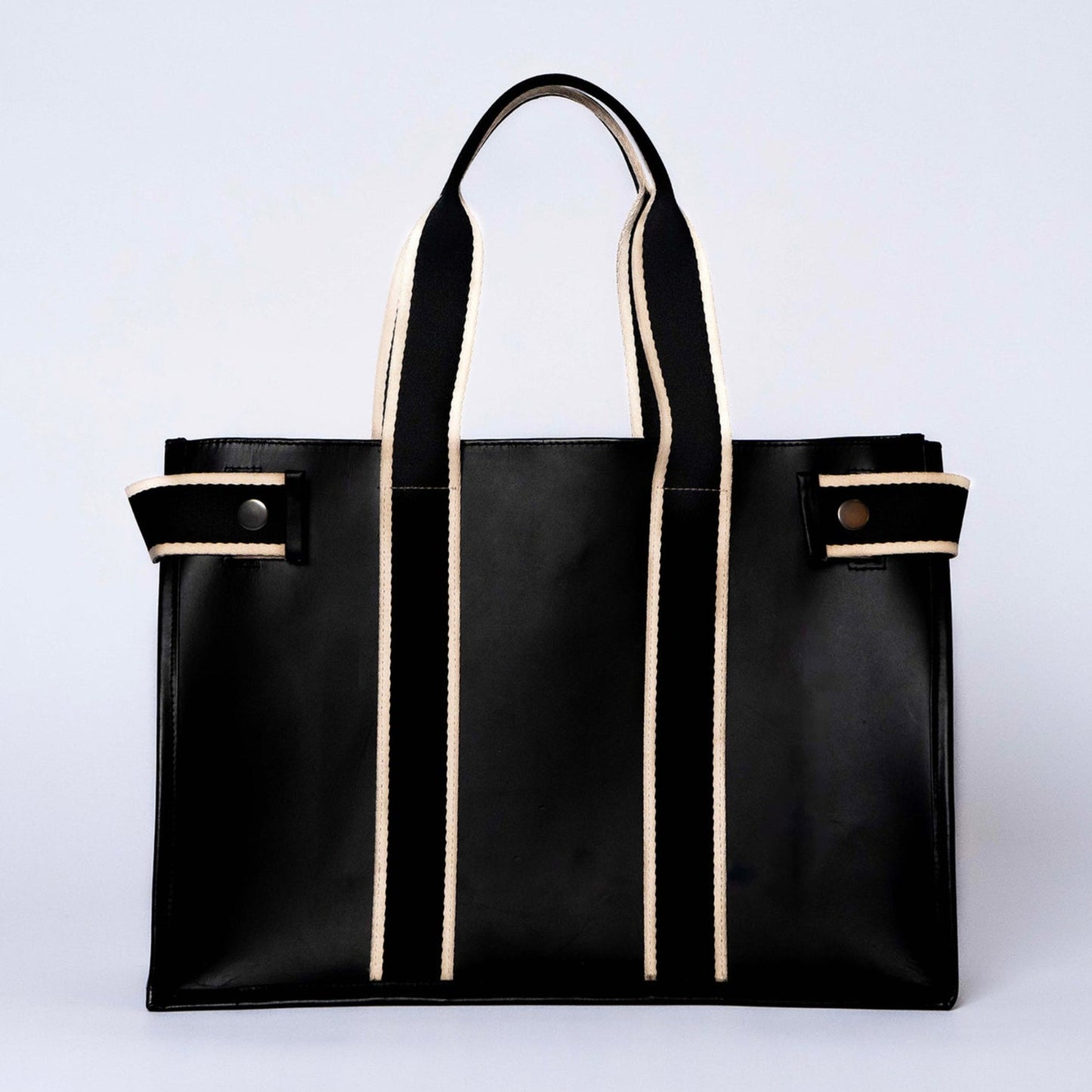 Structured leather tote bag — NUMÉRO 01 by atelier &LAB, frontal view highlighting a minimalist, sculptural silhouette in premium upcycled full-grain calf leather,　Paris design studio.