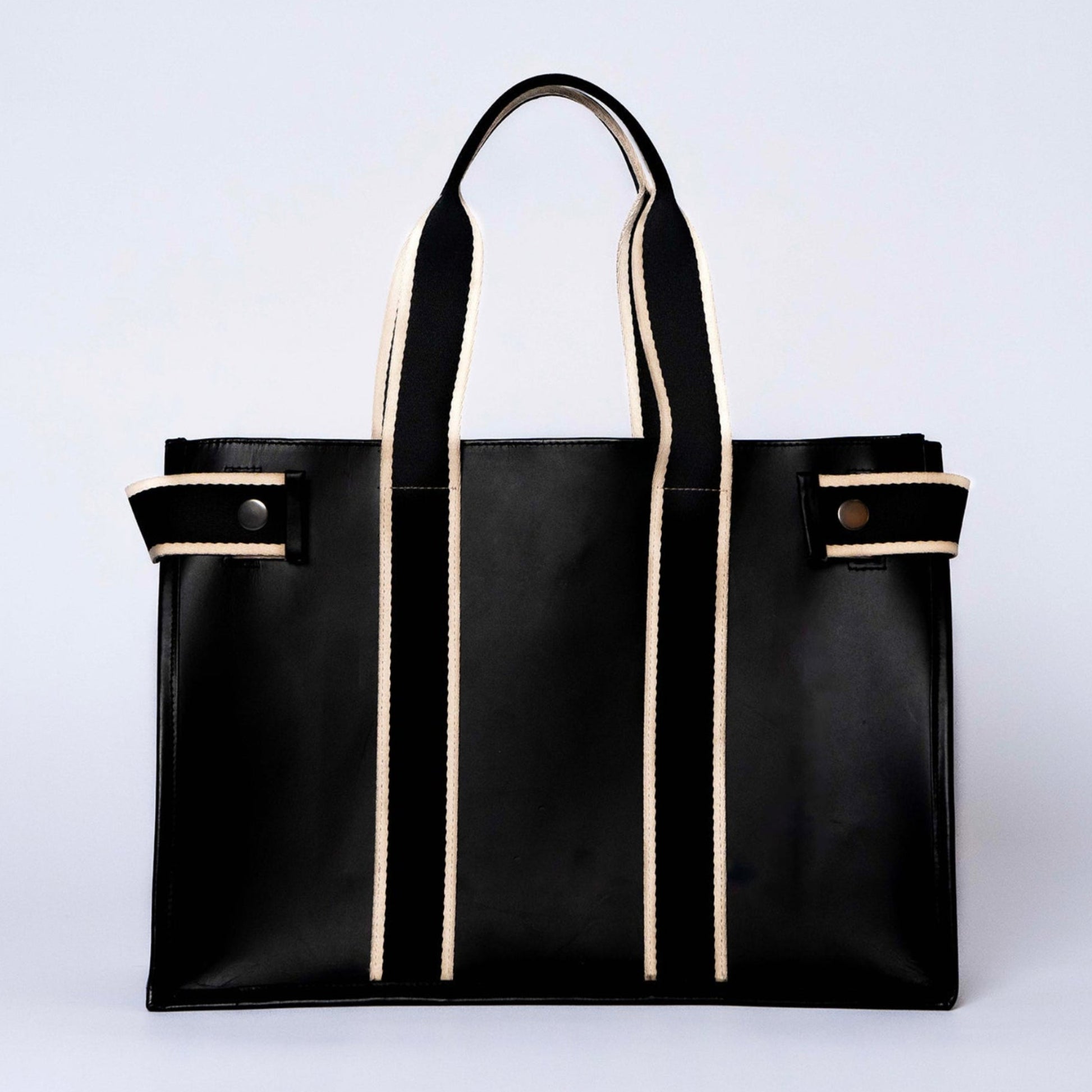 Structured leather tote bag — NUMÉRO 01 by atelier &LAB, frontal view highlighting a minimalist, sculptural silhouette in premium upcycled full-grain calf leather,　Paris design studio.