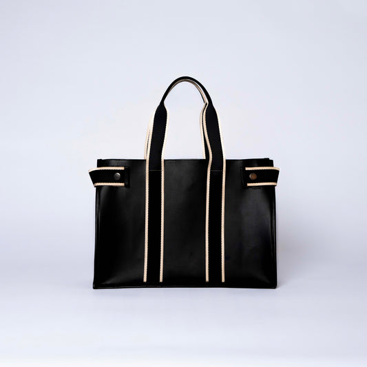 Structured leather tote bag — NUMÉRO 01 by atelier &LAB, frontal view highlighting a minimalist, sculptural silhouette in premium upcycled full-grain calf leather, Paris.