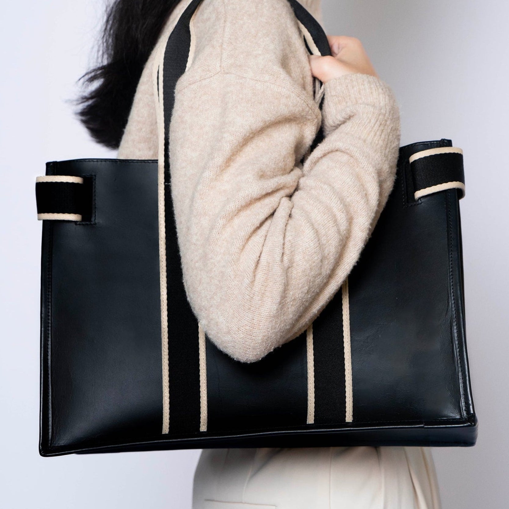 Structured leather tote bag — NUMÉRO 01 by atelier &LAB, shoulder carry view highlighting the minimalist sculptural silhouette in premium upcycled full-grain calf leather, Paris design studio.