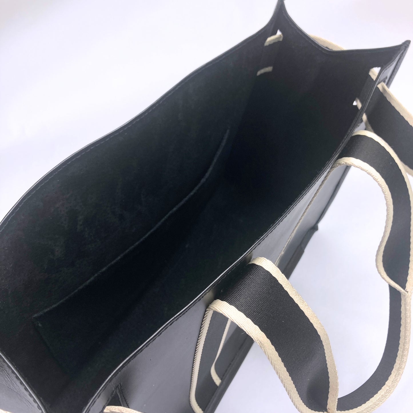 Structured leather tote bag — NUMÉRO 01 by atelier &LAB, interior view highlighting the large pocket and architectural structure in premium upcycled full-grain calf leather, Paris design studio.