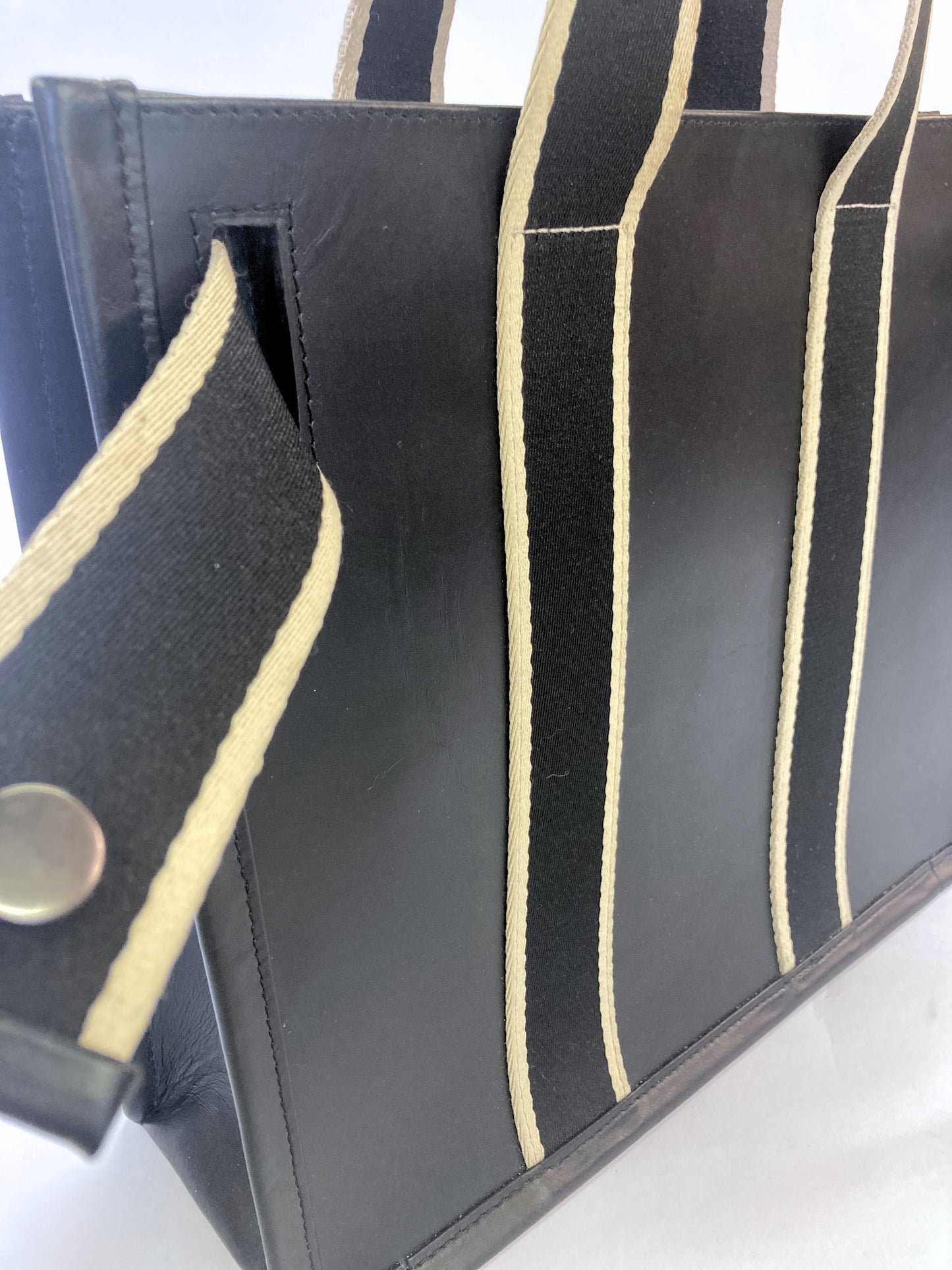 Structured leather tote bag — NUMÉRO 01 S prototype by atelier &LAB, close-up showing strap construction and leather structure detail