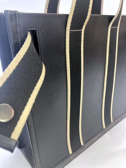 Structured leather tote bag — NUMÉRO 01 S prototype by atelier &LAB, close-up showing strap construction and leather structure detail