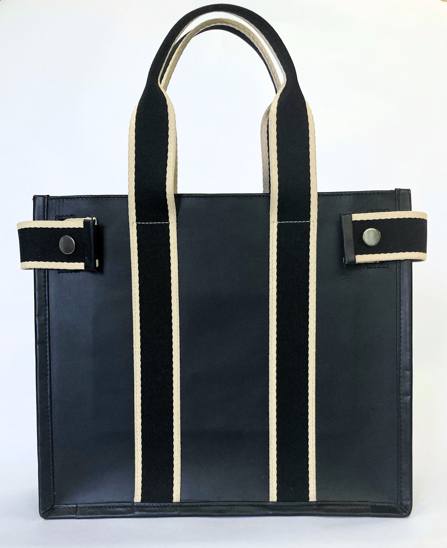 Structured leather tote bag — NUMÉRO 01 S prototype by atelier &LAB, frontal view showing structured silhouette and vertical straps