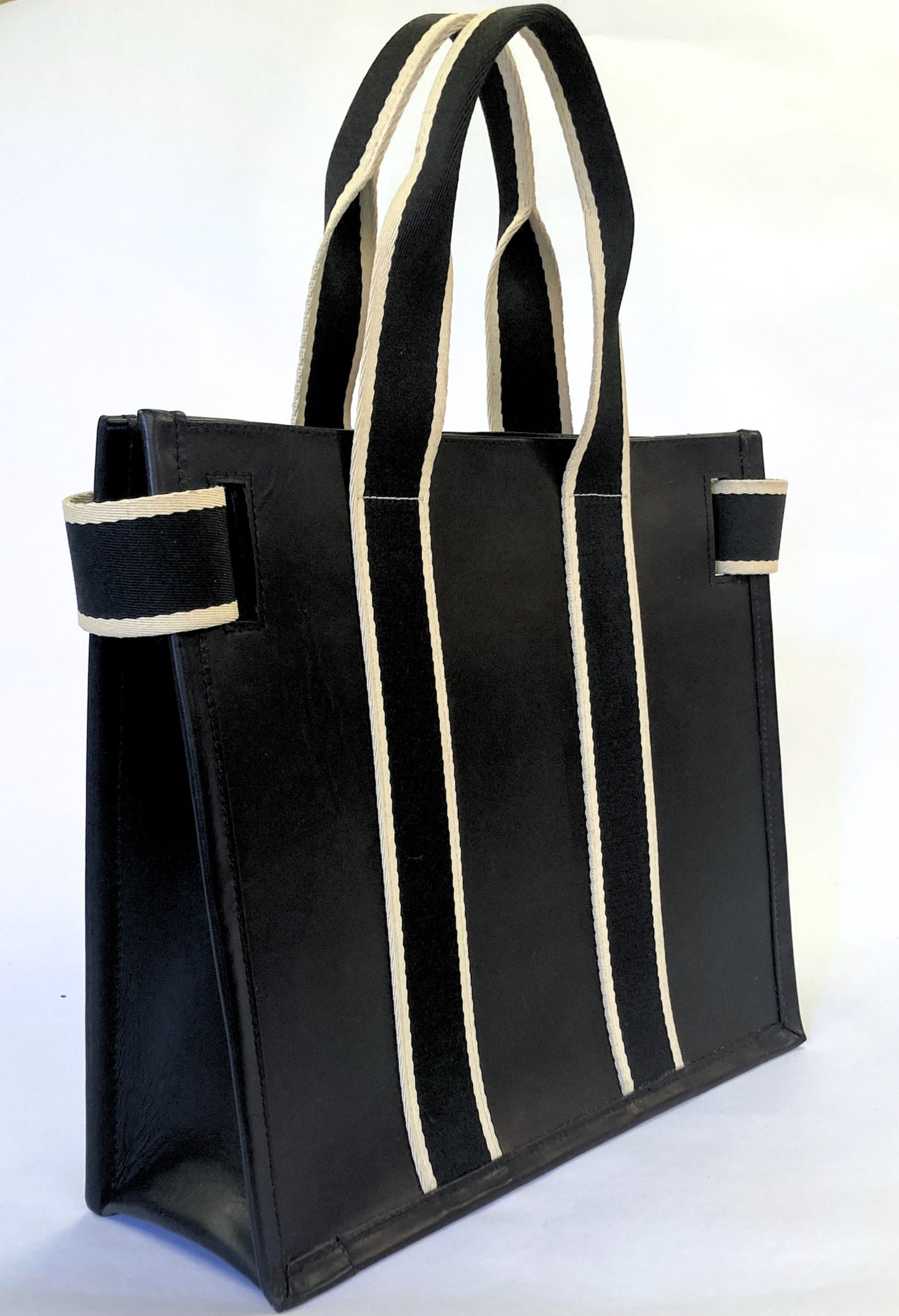 Structured leather tote bag — NUMÉRO 01 S prototype by atelier &LAB, rear three-quarter view showing volume, structure and vertical straps