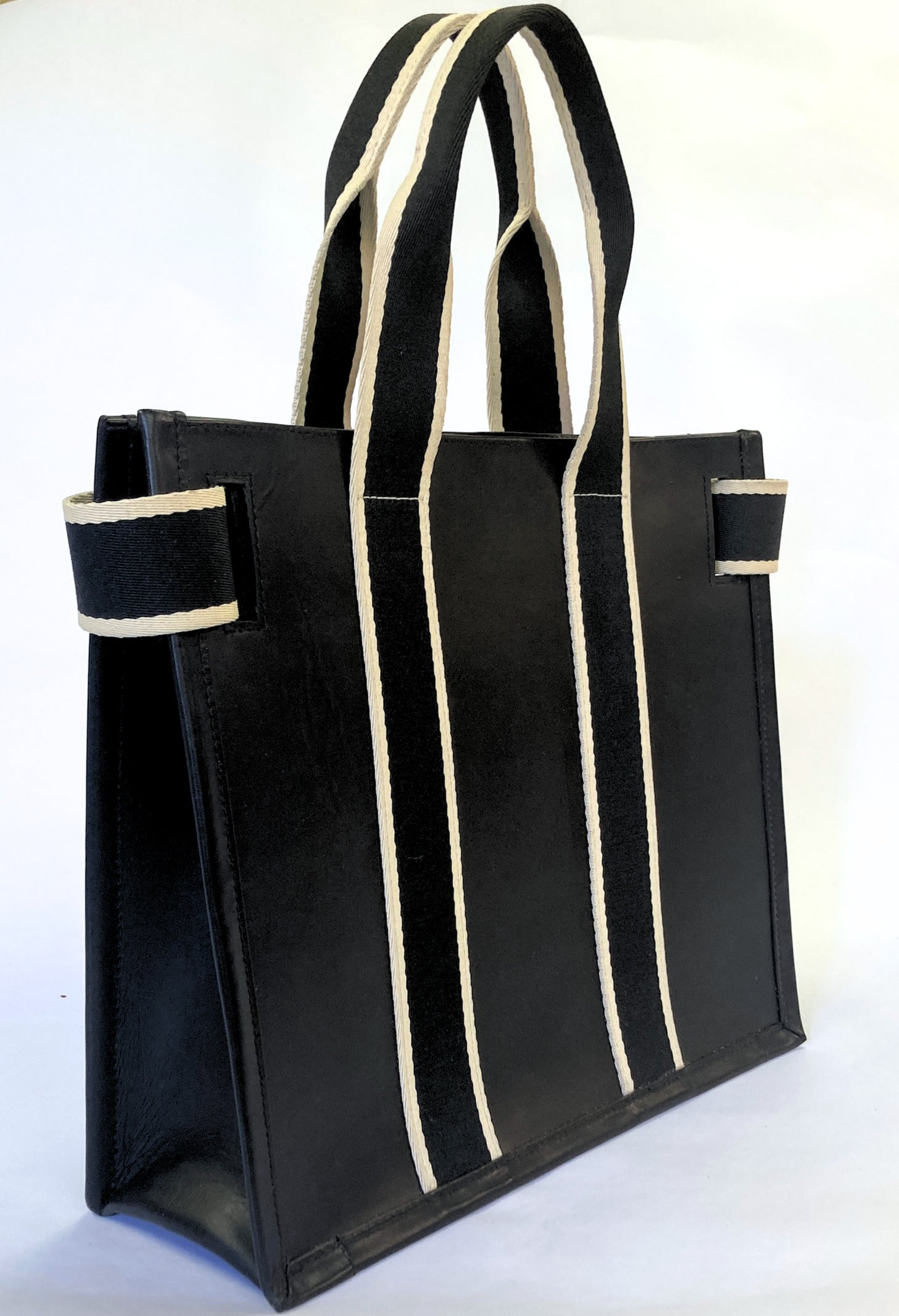 Structured leather tote bag — NUMÉRO 01 S prototype by atelier &LAB, rear three-quarter view showing volume, structure and vertical straps