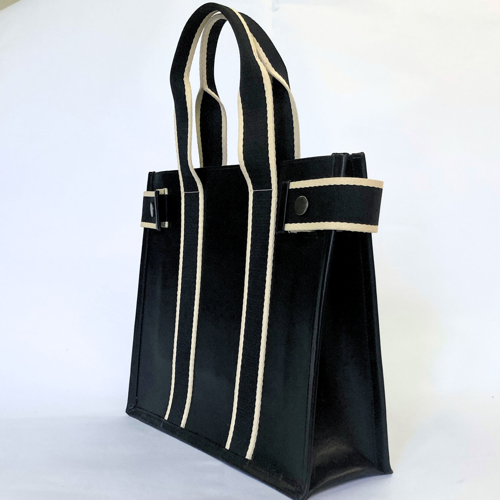 Structured leather tote bag — NUMÉRO 01 S prototype by atelier &LAB, three-quarter view showing volume, structure and vertical straps