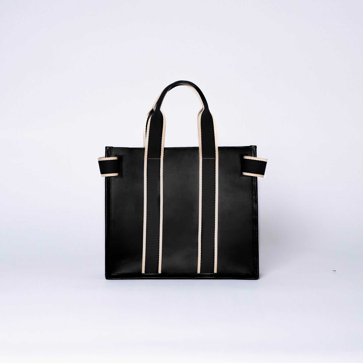 Structured leather tote bag — NUMÉRO 01 S by atelier &LAB, rear view showing compact structured shape in black calf leather