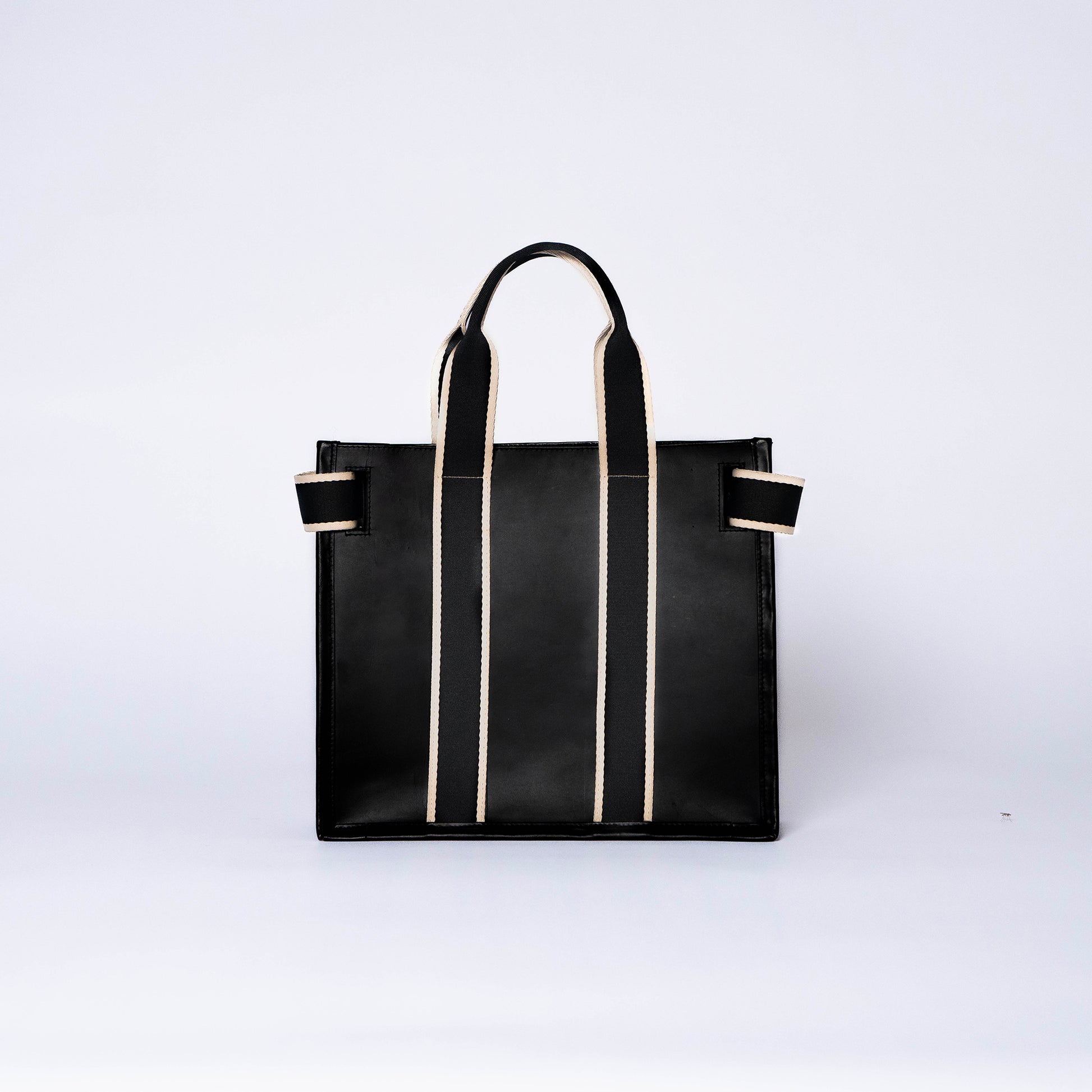 Structured leather tote bag — NUMÉRO 01 S by atelier &LAB, rear view showing compact structured shape in black calf leather