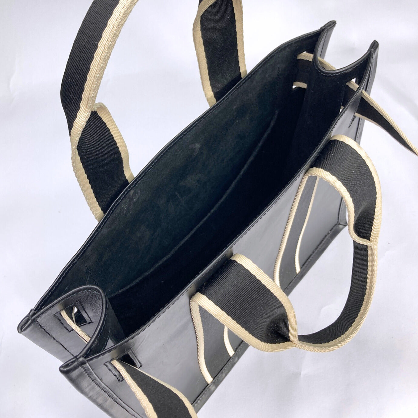 Structured leather tote bag — NUMÉRO 01 S by atelier &LAB, interior three-quarter view highlighting clean structured compartment and leather lining in black upcycled full-grain calf leather