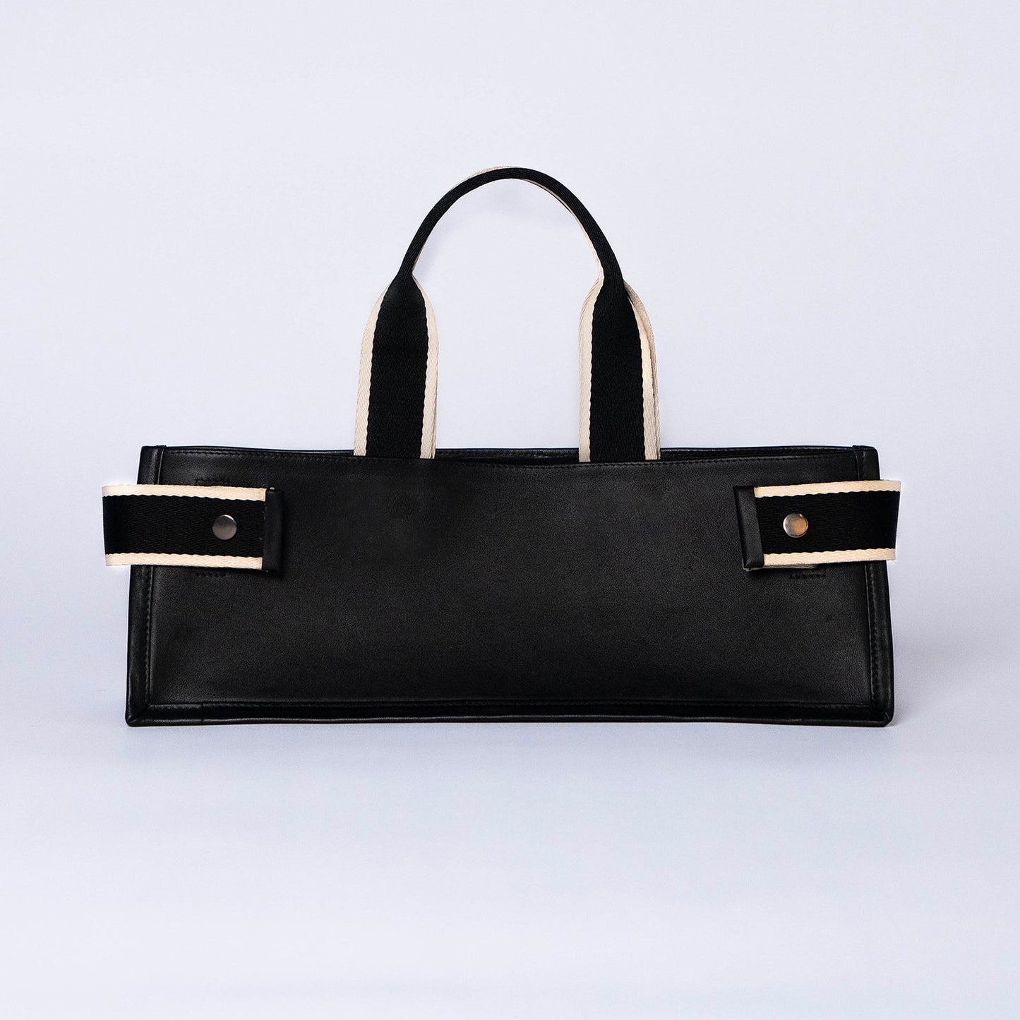 Minimal structured leather tote bag — NUMÉRO 02 PLAT by atelier &LAB, black upcycled full-grain calf leather, front view showing a clean flat structured silhouette.