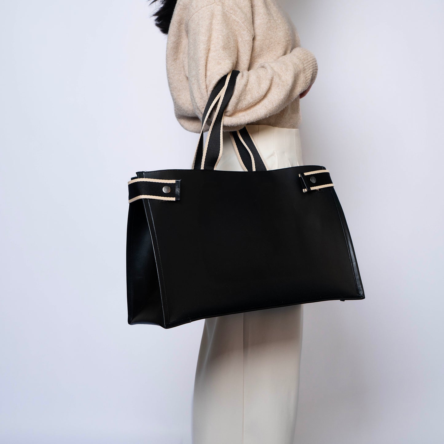 NUMÉRO 02 by atelier &LAB — frontal perspective highlighting a sculptural, minimalist silhouette with expansive volume in premium upcycled full-grain calf leather, Paris.