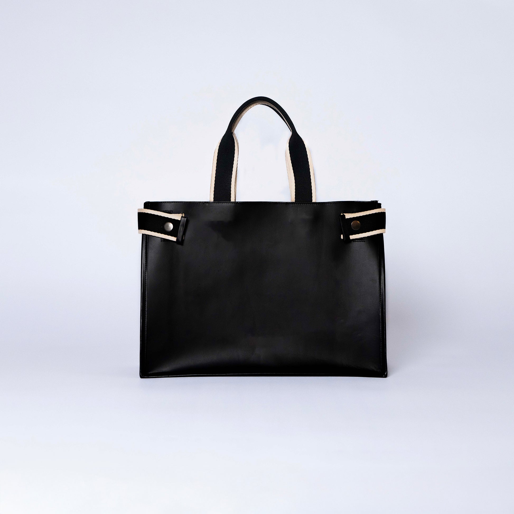 Minimal structured leather tote bag — NUMÉRO 02 by atelier &LAB, black upcycled full-grain calf leather, front view showing a clean structured silhouette.