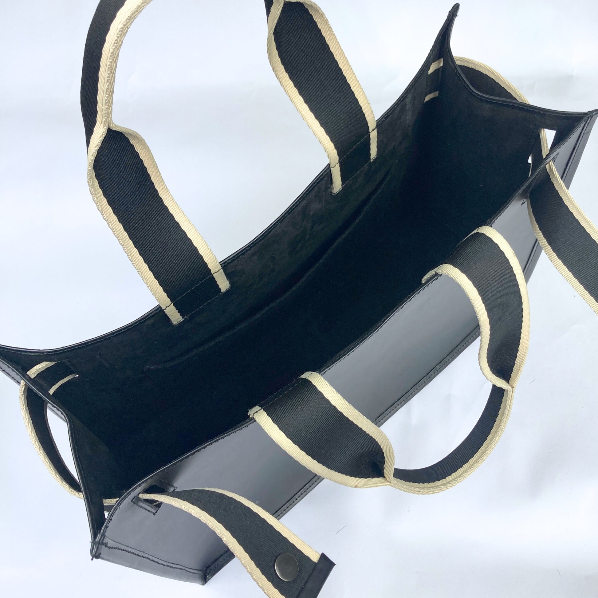 Minimal structured leather tote bag — NUMÉRO 02 by atelier &LAB, black upcycled full-grain calf leather, top interior view showing clean construction and structured shape.