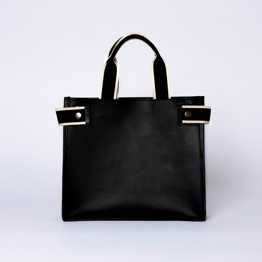 Minimal structured leather tote bag — NUMÉRO 02 by atelier &LAB, black upcycled full-grain calf leather, front view showing a clean structured silhouette.
