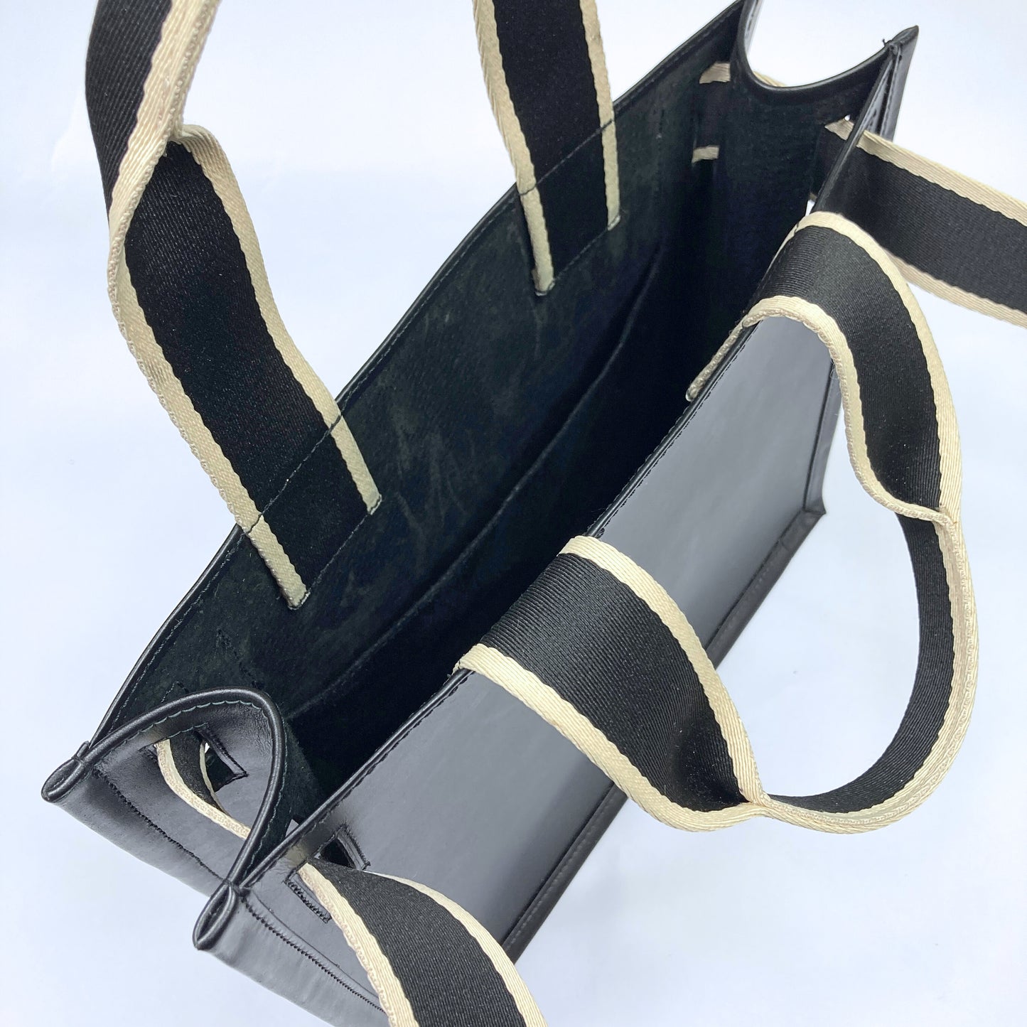 Minimal structured leather tote bag — NUMÉRO 02 by atelier &LAB, black upcycled full-grain calf leather, interior view showing central pocket and clean construction.