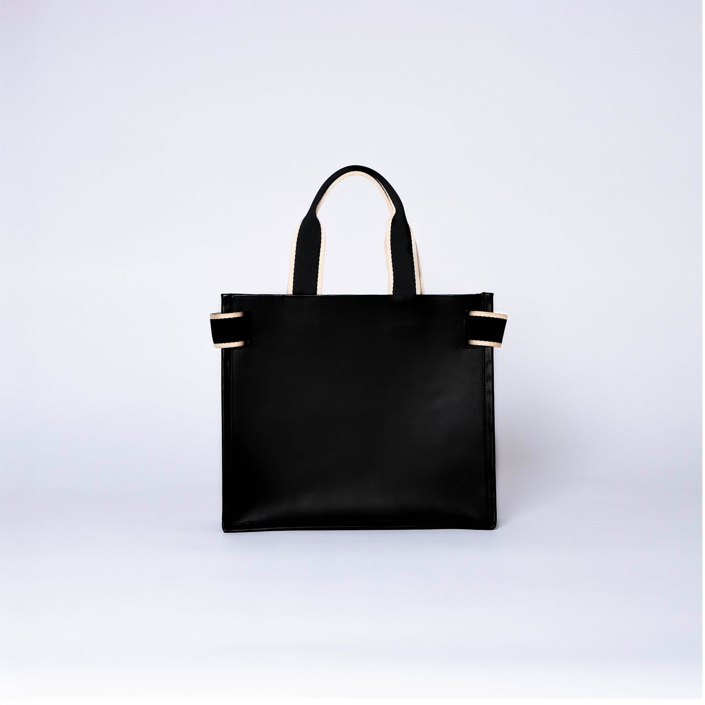 Minimal structured leather tote bag — NUMÉRO 02 by atelier &LAB, black upcycled full-grain calf leather, rear view showing a clean structured silhouette.