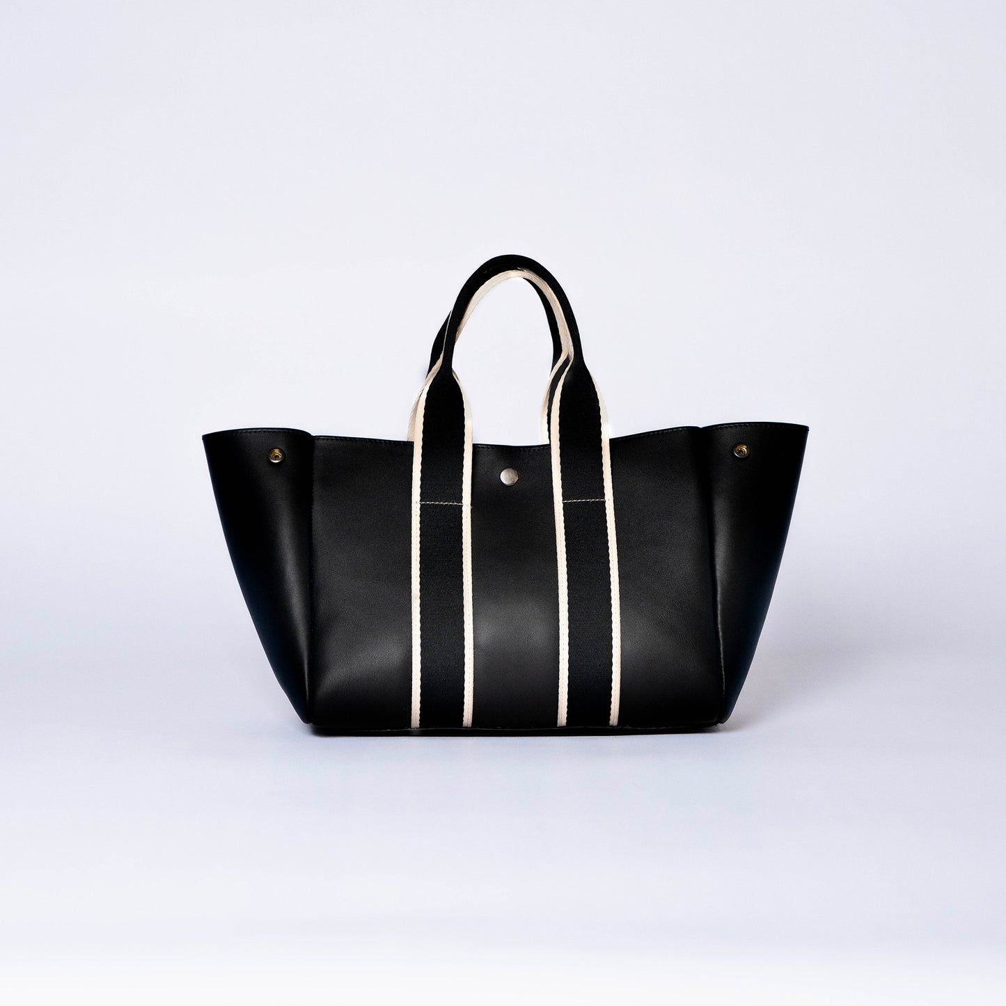 Everyday leather tote bag — NUMÉRO 03 by atelier &LAB, black upcycled full-grain calf leather, front view showing an open, easy-access design for daily use.