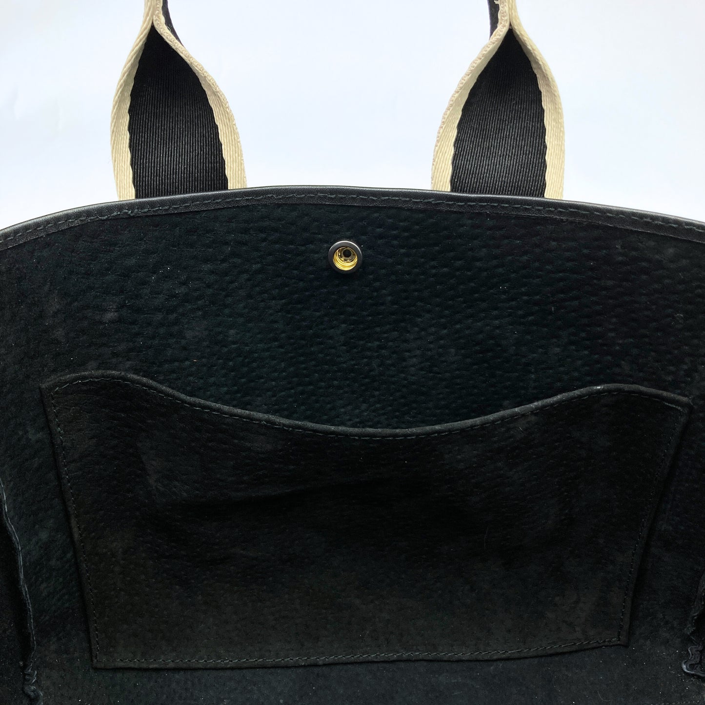 Everyday leather tote bag — NUMÉRO 03 by atelier &LAB, black upcycled full-grain calf leather, interior front view showing a central pocket and easy access for daily essentials.