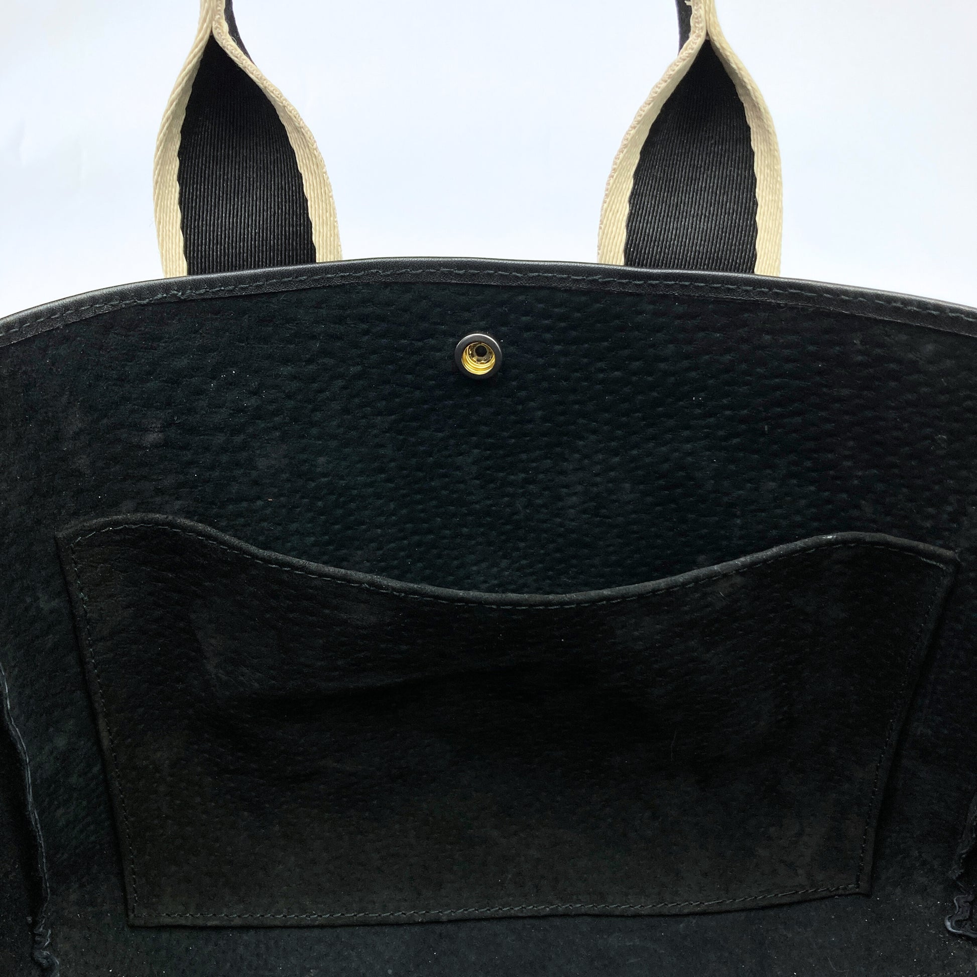 Everyday leather tote bag — NUMÉRO 03 by atelier &LAB, black upcycled full-grain calf leather, interior front view showing a central pocket and easy access for daily essentials.