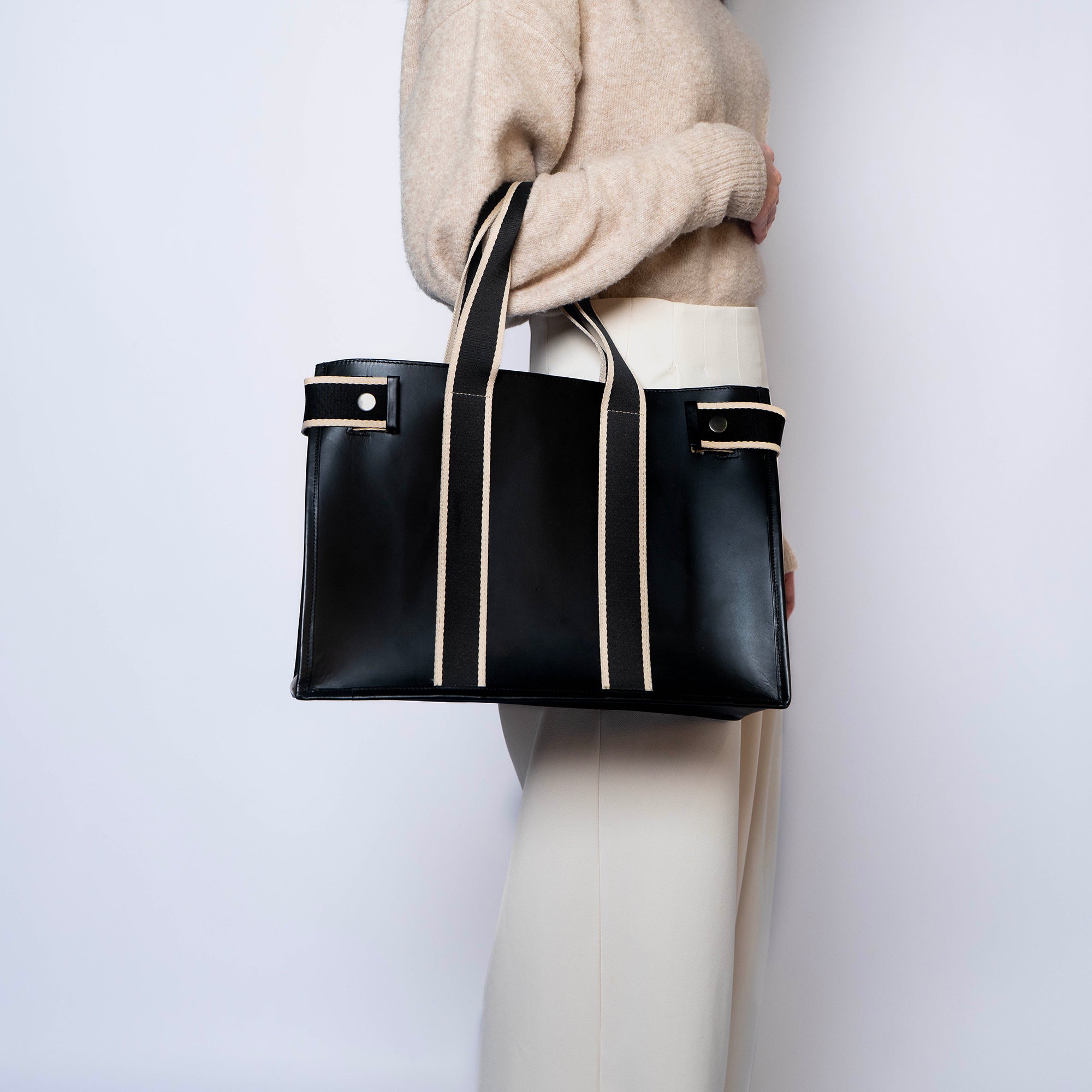 Structured leather tote bag — NUMÉRO 03 M by atelier &LAB, carried view showing everyday use and stable shape
