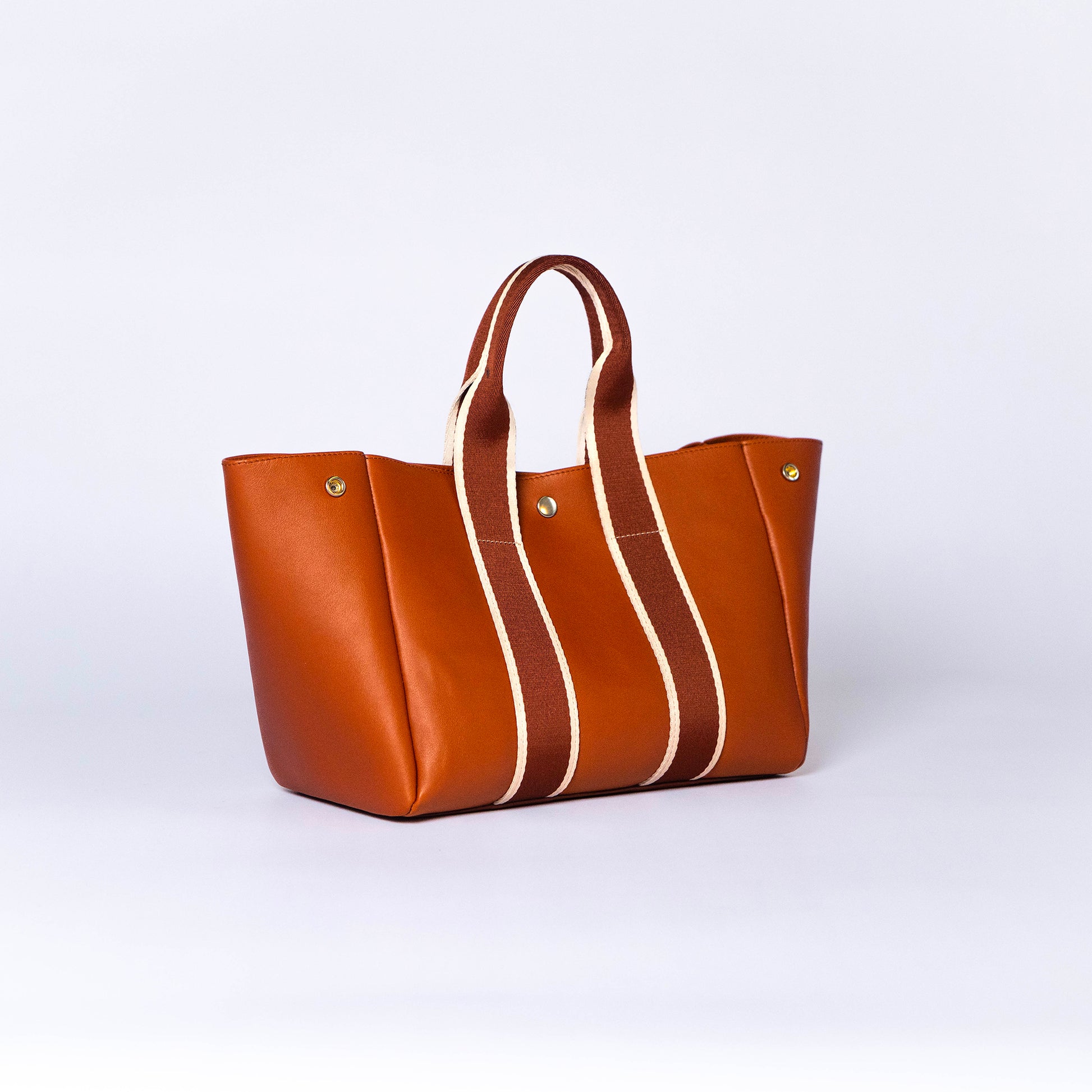 NUMÉRO 03 by atelier &LAB  — frontal three-quarter view highlighting a composed, architectural silhouette with generous volume in premium upcycled full-grain calf leather, Paris.