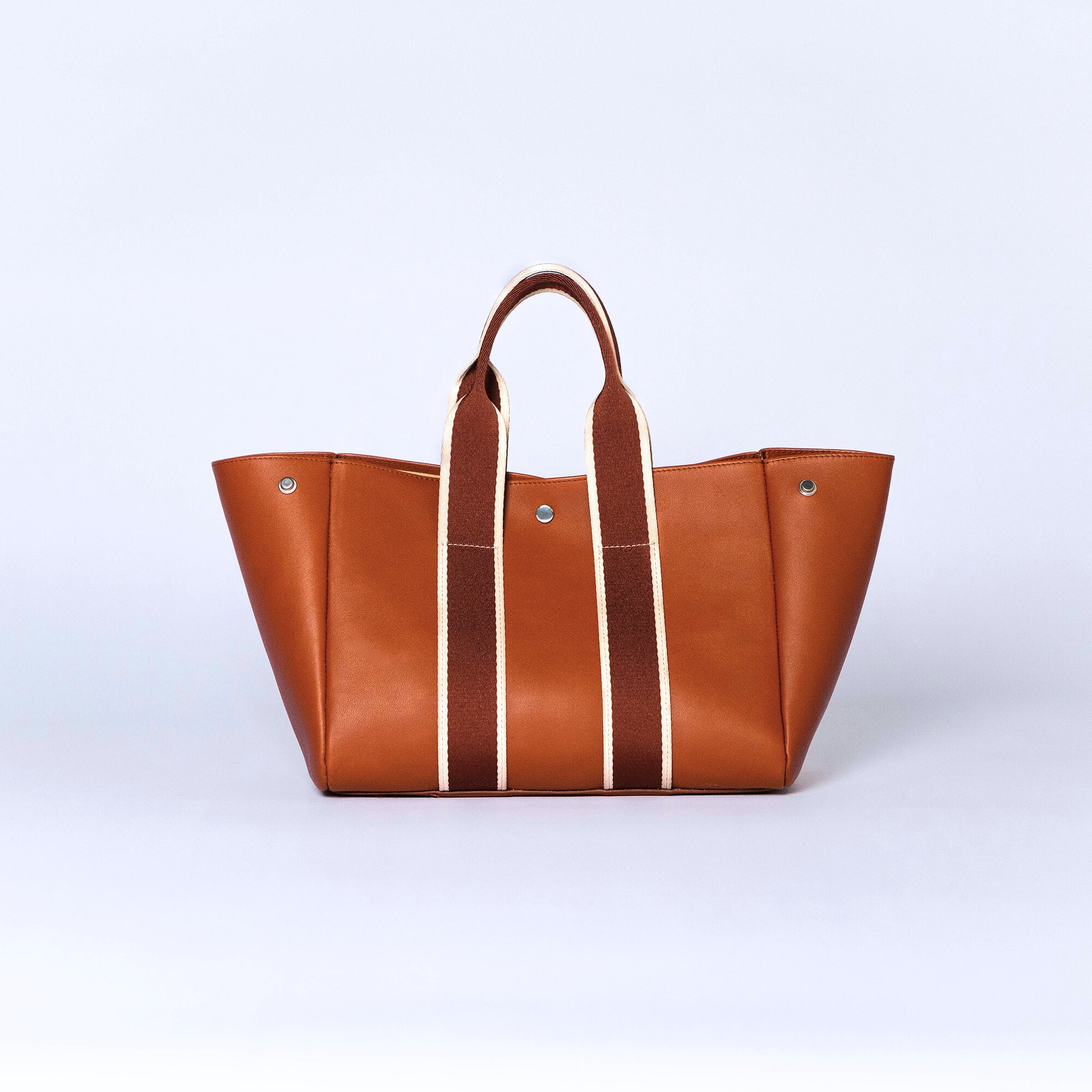 Everyday leather tote bag — NUMÉRO 03 by atelier &LAB, cognac upcycled full-grain calf leather, front view showing an open, easy-access design for daily use.