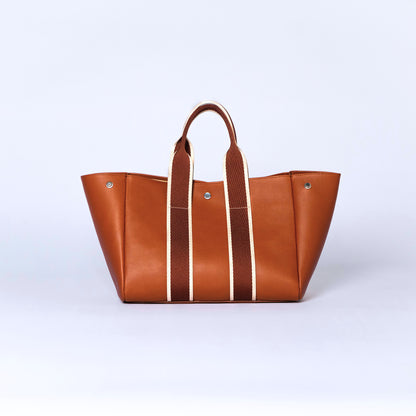 Everyday leather tote bag — NUMÉRO 03 by atelier &LAB, cognac upcycled full-grain calf leather, front view showing an open, easy-access design for daily use.