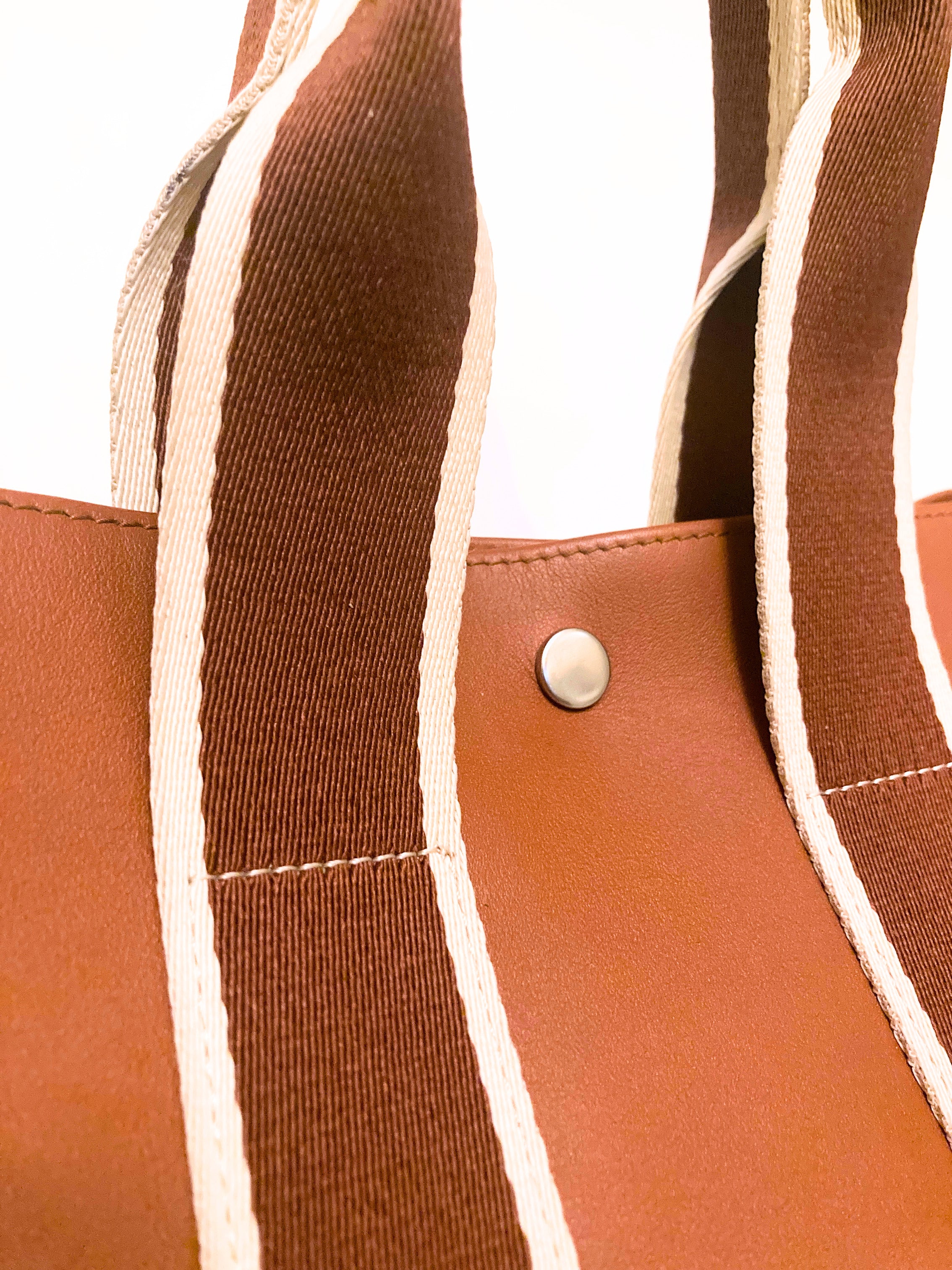 Structured leather tote bag — NUMÉRO 03 M by atelier &LAB, close-up detail of handles and stitching in cognac full-grain leather