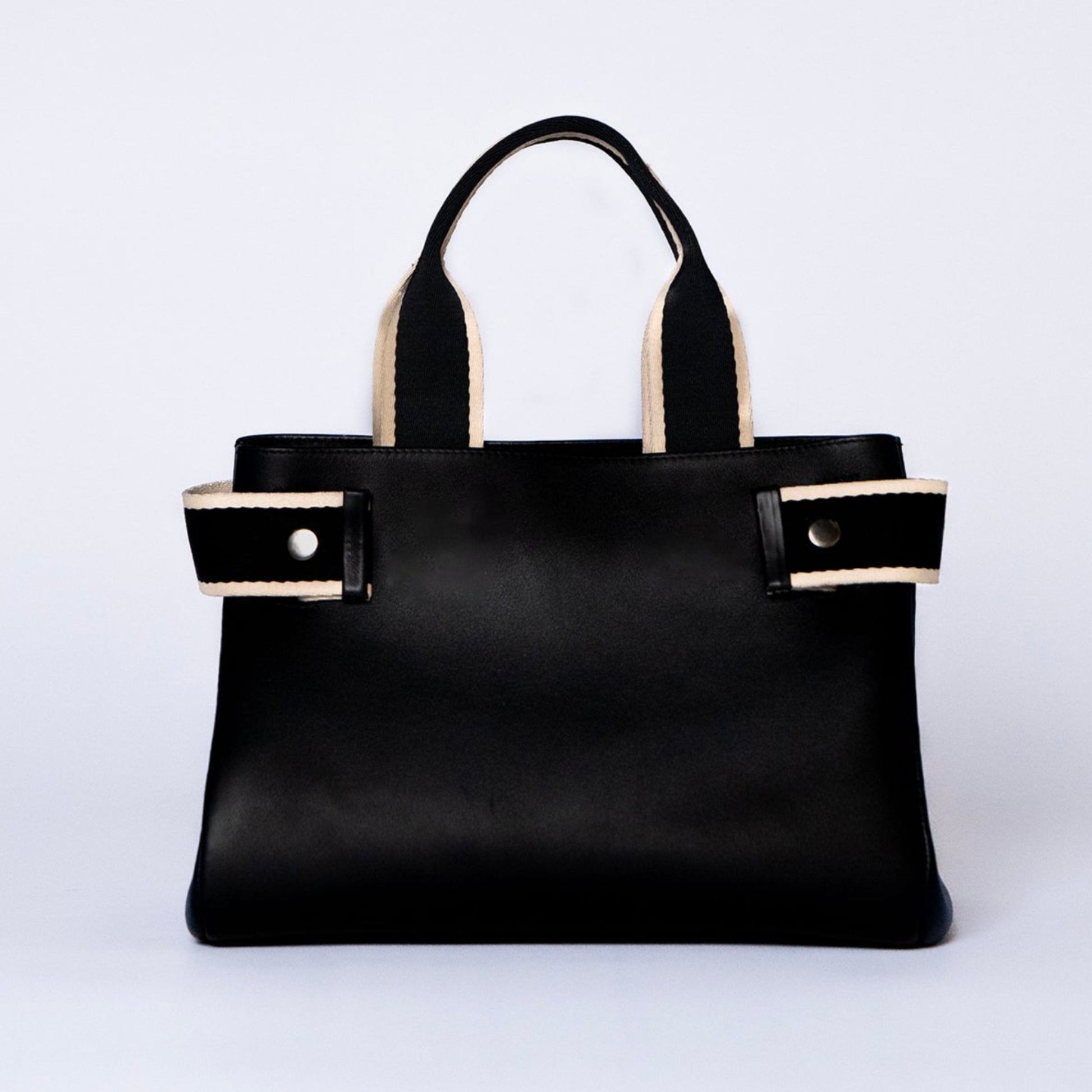 Structured leather handbag — NUMÉRO 04 by atelier &LAB, black upcycled full-grain calf leather, front view showing a clean functional silhouette designed for everyday use.