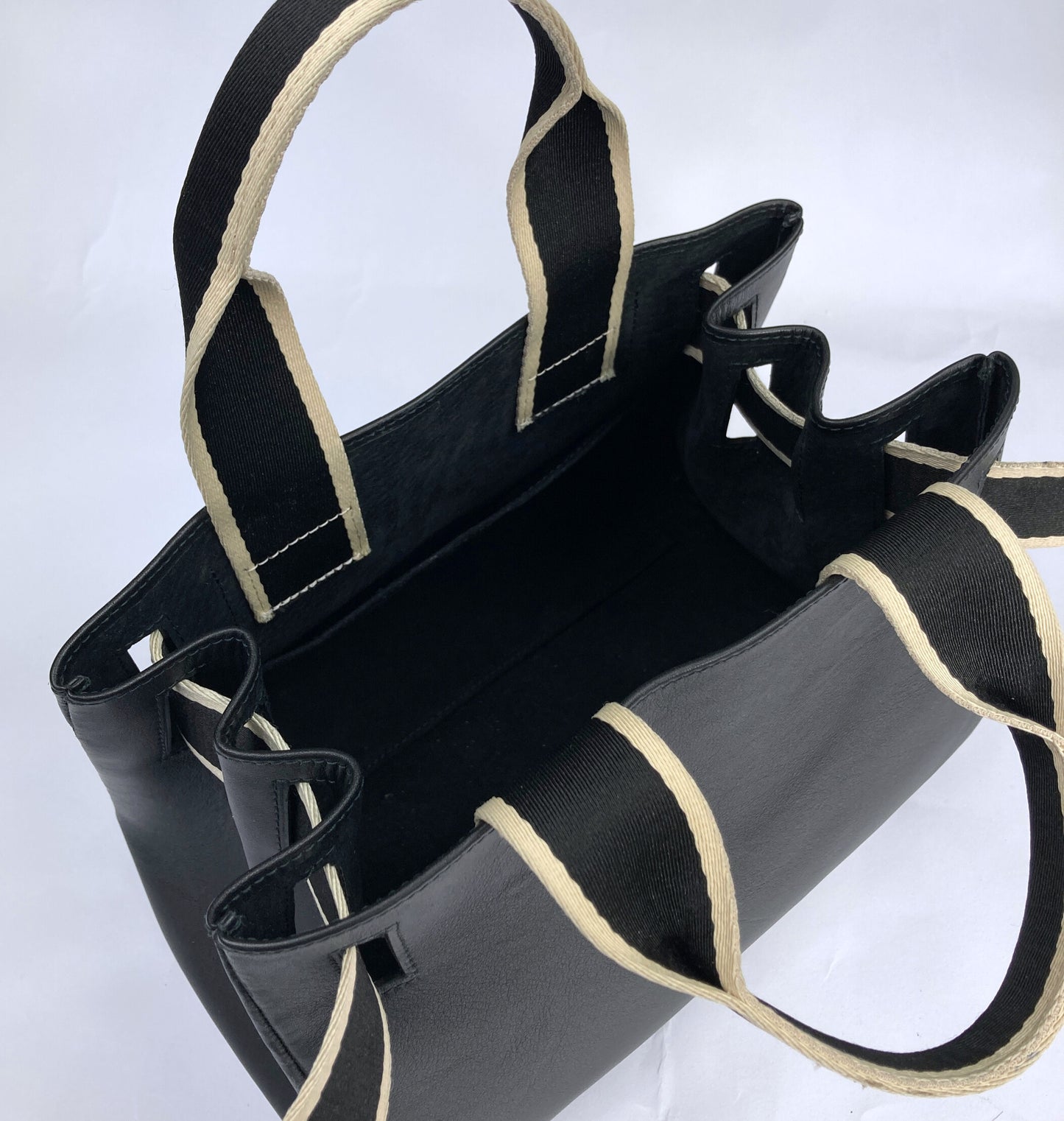 Structured leather handbag — NUMÉRO 04 by atelier &LAB, black upcycled full-grain calf leather, interior view showing the open compartment and structured leather construction designed for everyday use.