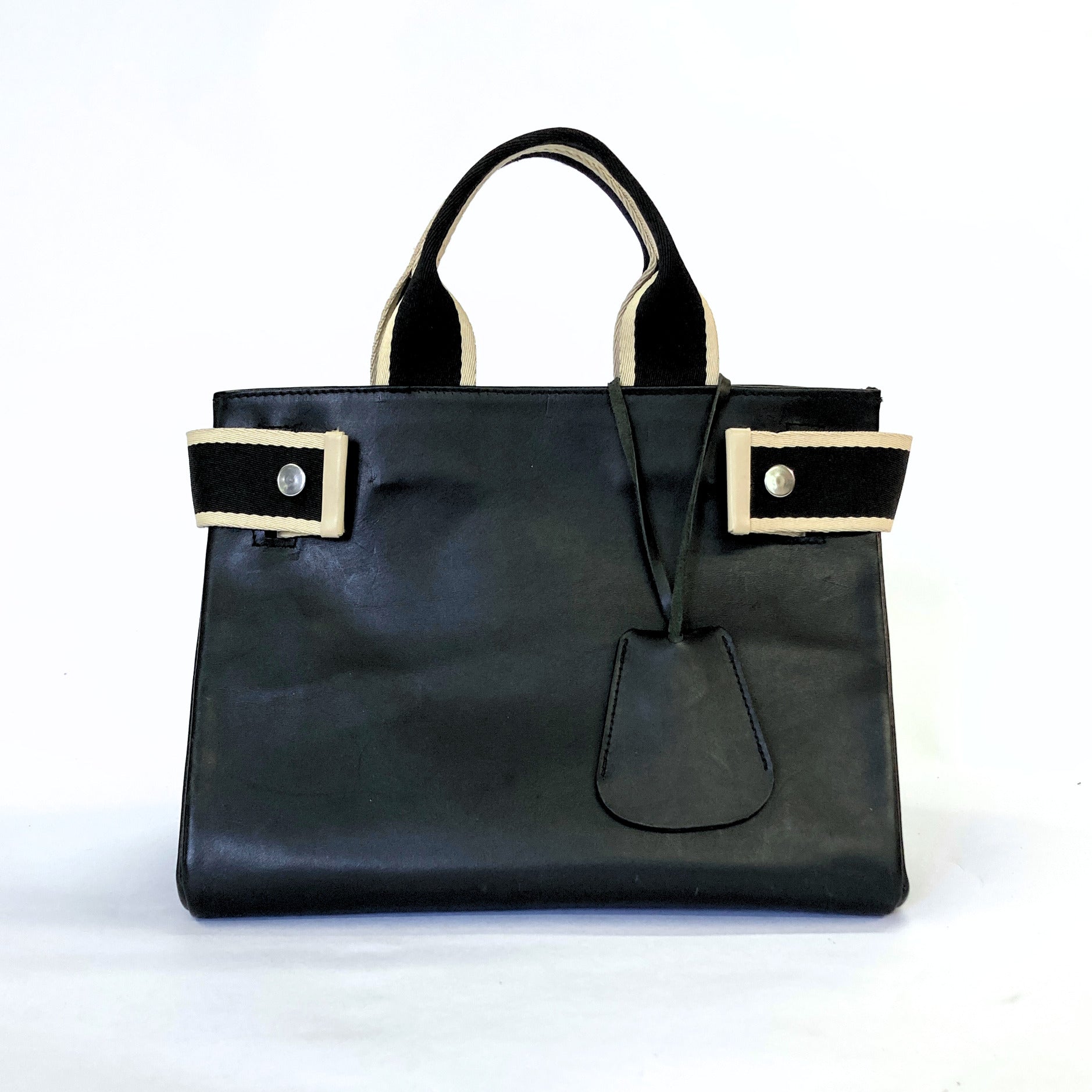 Structured leather handbag — NUMÉRO 04 M prototype by atelier &LAB, frontal view showing structured shape and graphic top handles