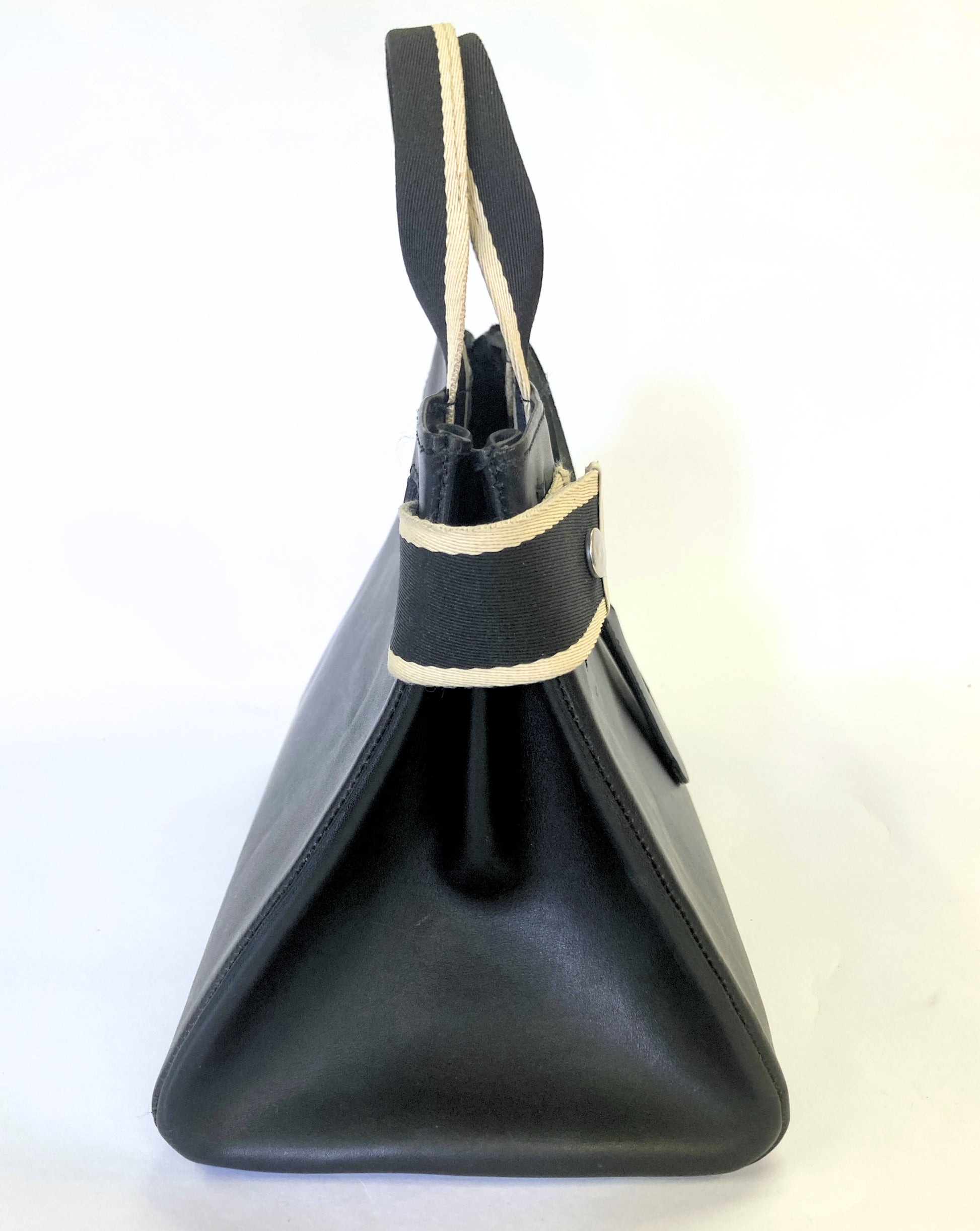 Structured leather handbag — NUMÉRO 04 M prototype by atelier &LAB, side profile view showing structured base and volume