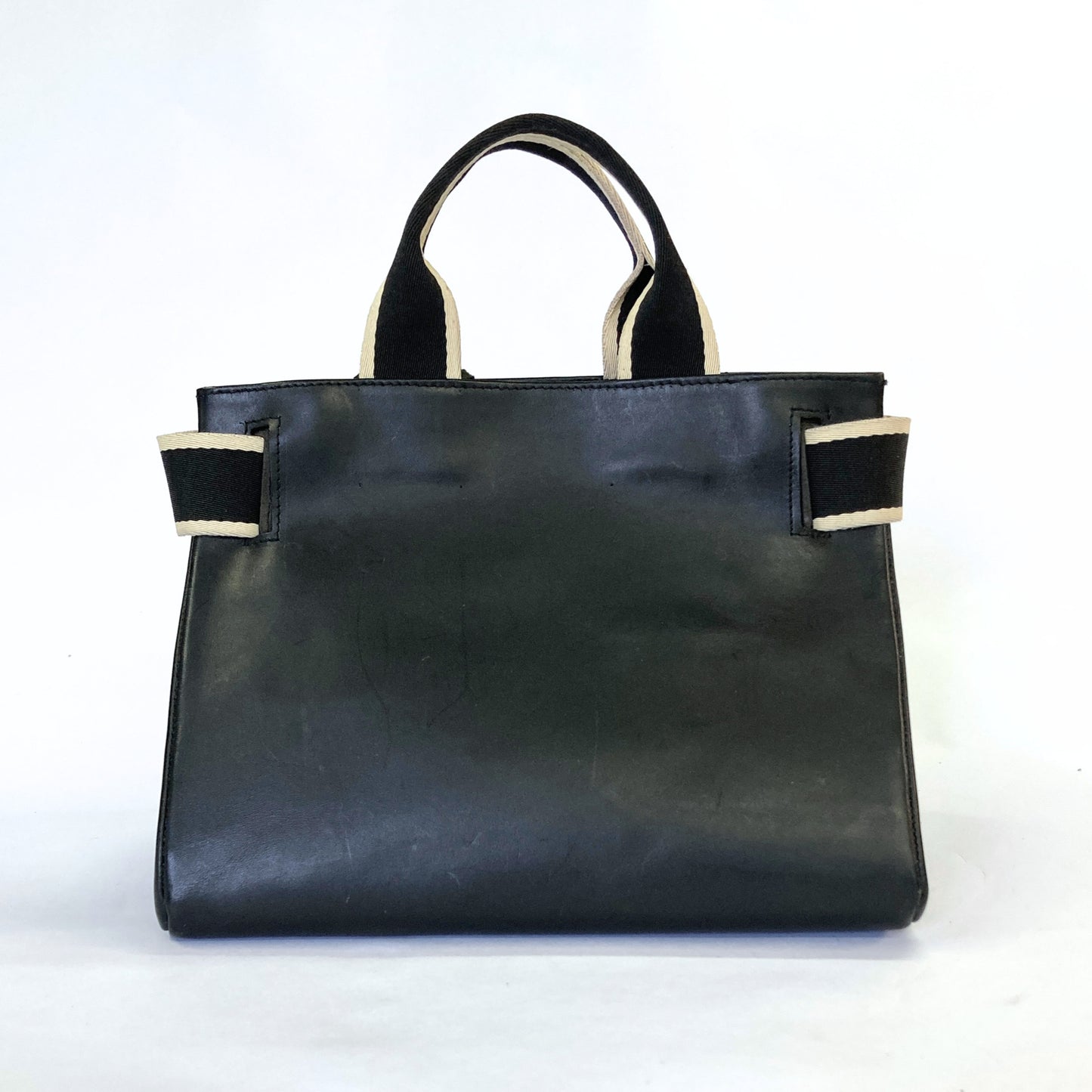 Structured leather handbag — NUMÉRO 04 M prototype by atelier &LAB, rear view showing clean structured back panel