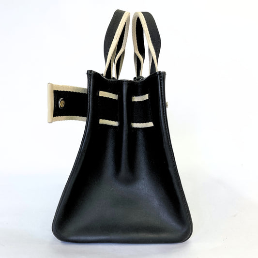Structured leather handbag — NUMÉRO 04 M prototype by atelier &LAB, side profile view showing structured base and expanded volume
