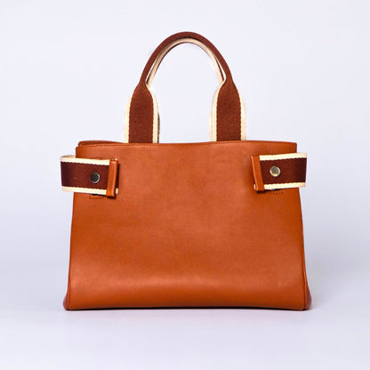 Structured leather handbag — NUMÉRO 04 by atelier &LAB, cognac upcycled full-grain calf leather, front view showing a clean functional silhouette designed for everyday use.