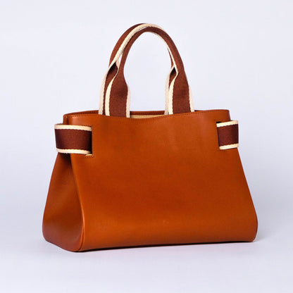 Structured leather handbag — NUMÉRO 04 by atelier &LAB, cognac upcycled full-grain calf leather, rear three-quarter view showing a clean functional silhouette designed for everyday use.