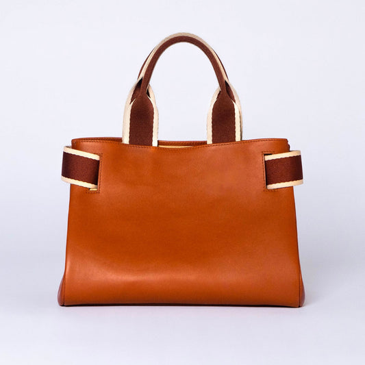 Structured leather handbag — NUMÉRO 04 by atelier &LAB, cognac upcycled full-grain calf leather, rear view showing a clean functional silhouette designed for everyday use.