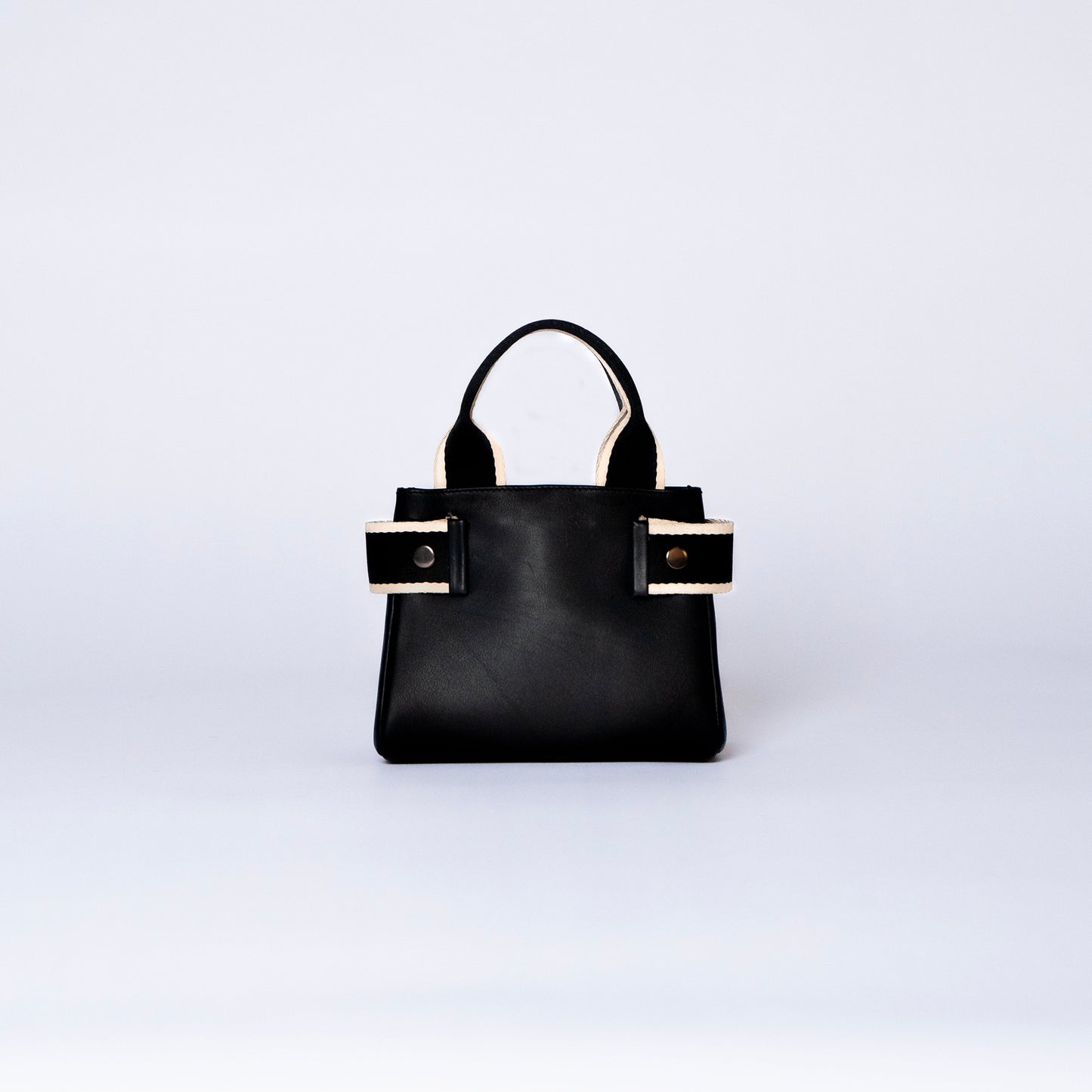 NUMÉRO 04 mini by atelier &LAB — front view capturing an essential, minimalist silhouette with refined proportions in premium upcycled full-grain calf leather, Paris.