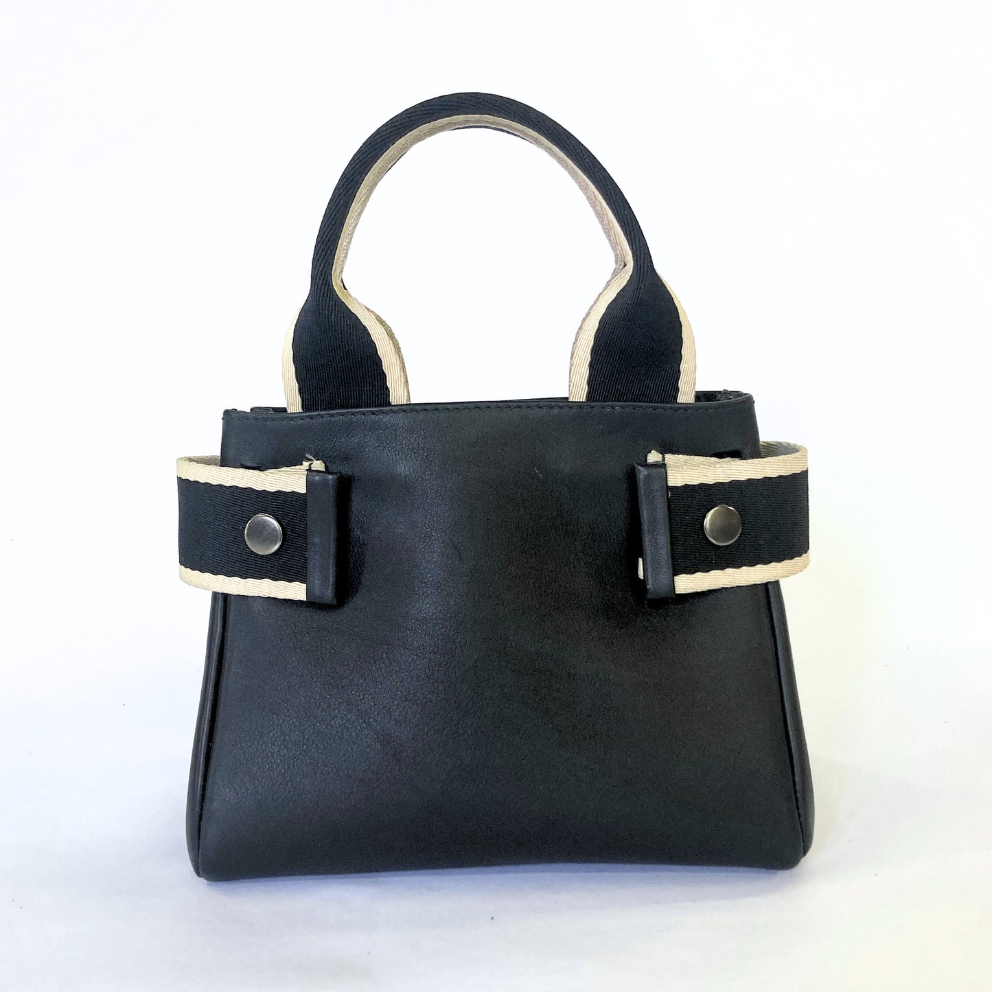 Structured leather handbag — NUMÉRO 04 Mini prototype by atelier &LAB, frontal view showing compact structured shape