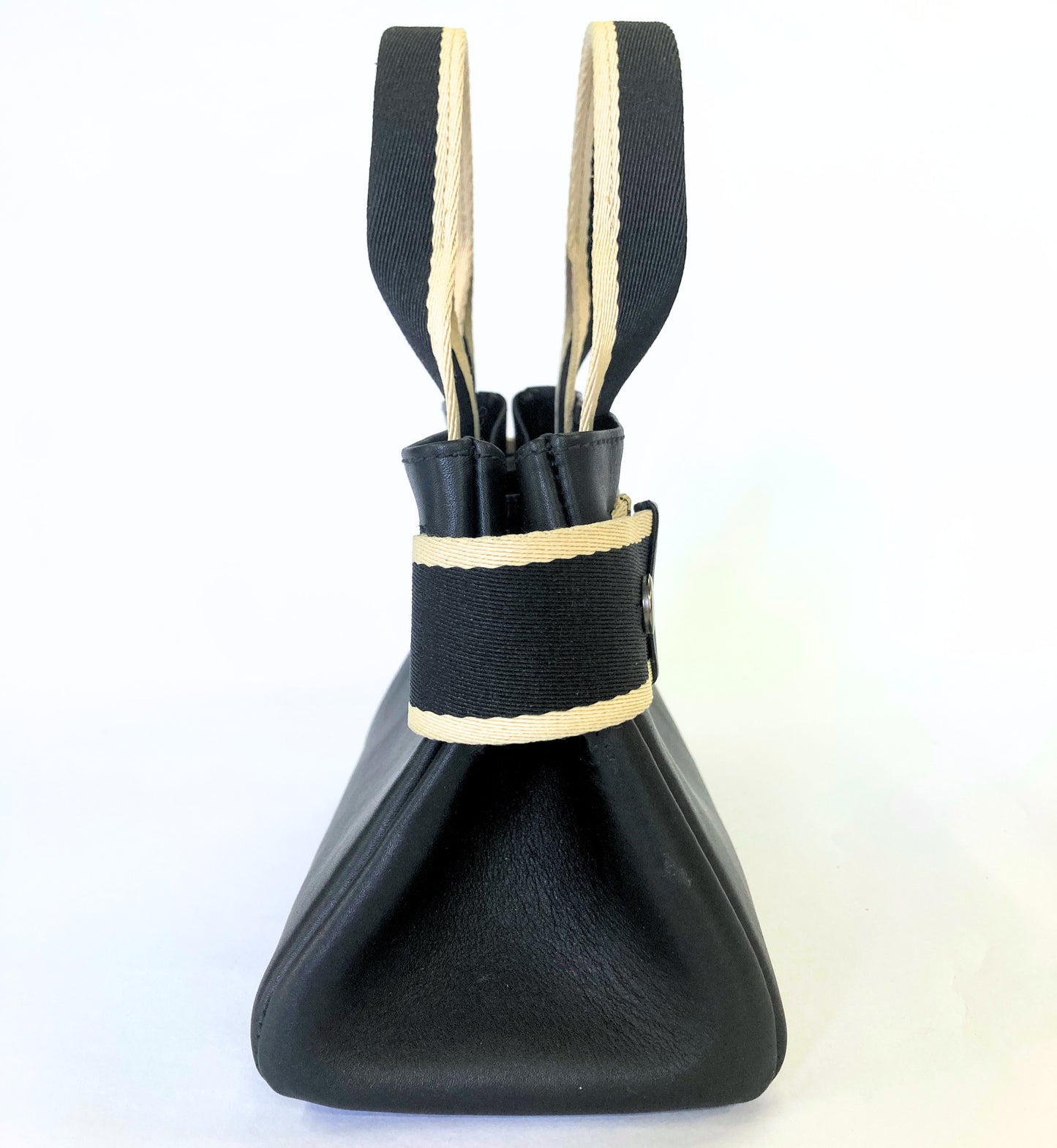 Structured leather handbag — NUMÉRO 04 Mini prototype by atelier &LAB, side profile view showing structured base and volume