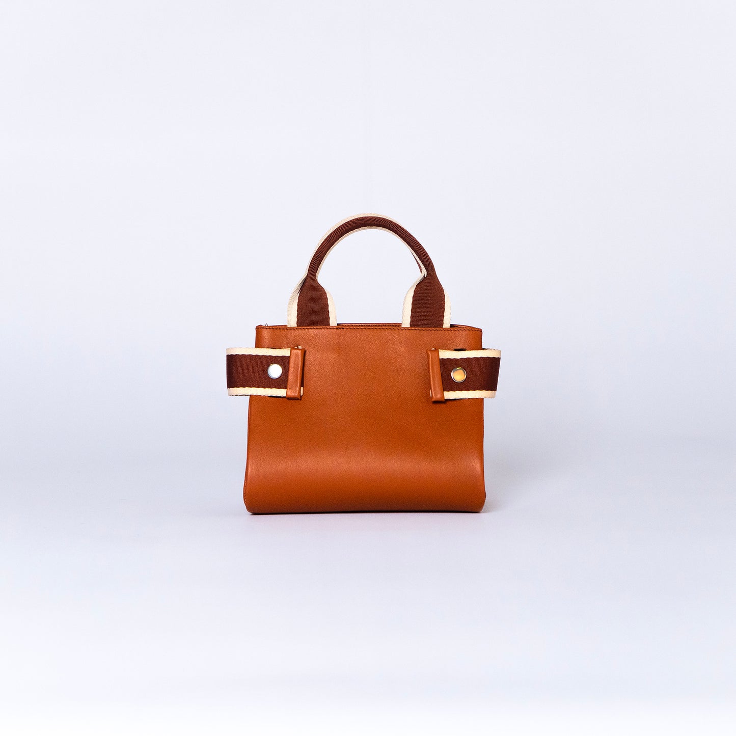 NUMÉRO 04 mini by atelier &LAB — front view highlighting an essential, refined silhouette with warm architectural presence in premium upcycled full-grain calf leather, Paris.