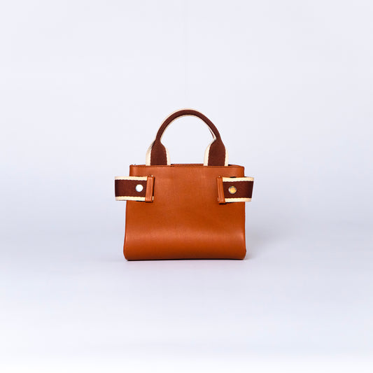 NUMÉRO 04 mini by atelier &LAB — front view highlighting an essential, refined silhouette with warm architectural presence in premium upcycled full-grain calf leather, Paris.