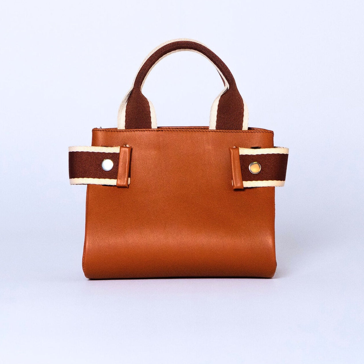 Mini leather handbag in cognac — NUMÉRO 04 by atelier &LAB, front view, compact graphic shape