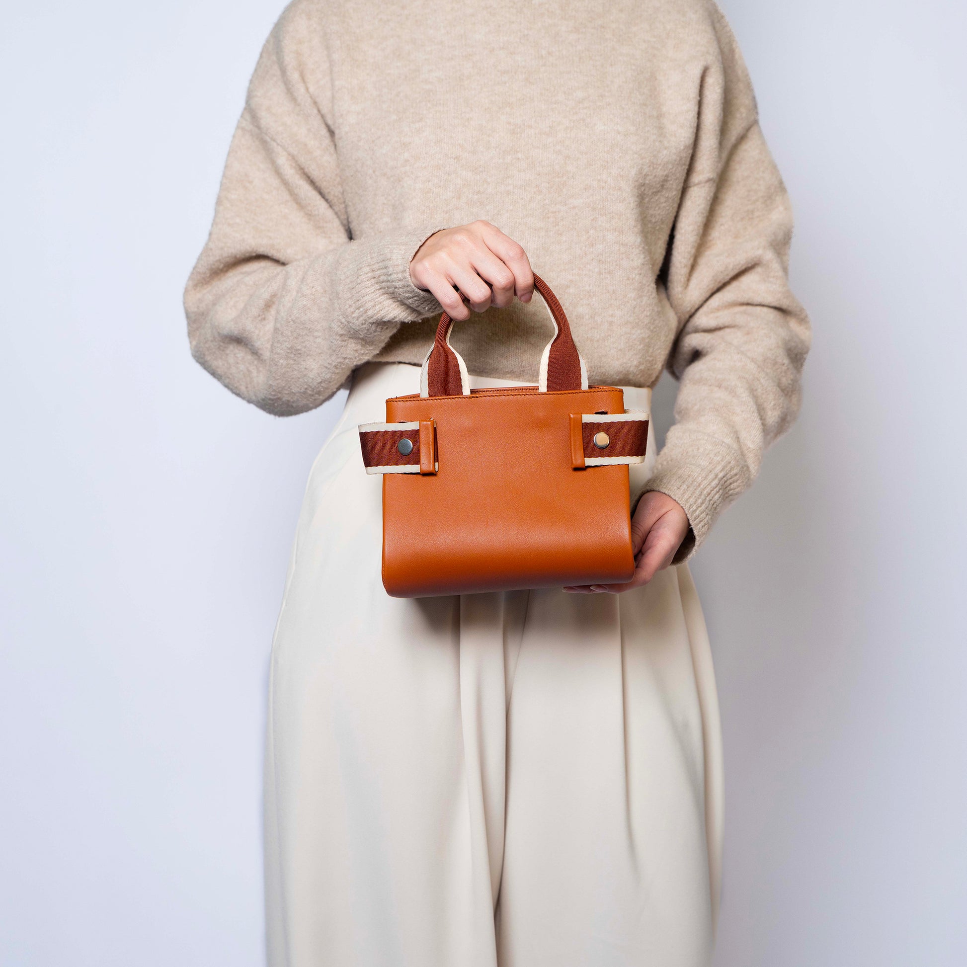 NUMÉRO 04 mini by atelier &LAB — front view highlighting an essential, refined silhouette with warm architectural presence in premium upcycled full-grain calf leather, Paris.