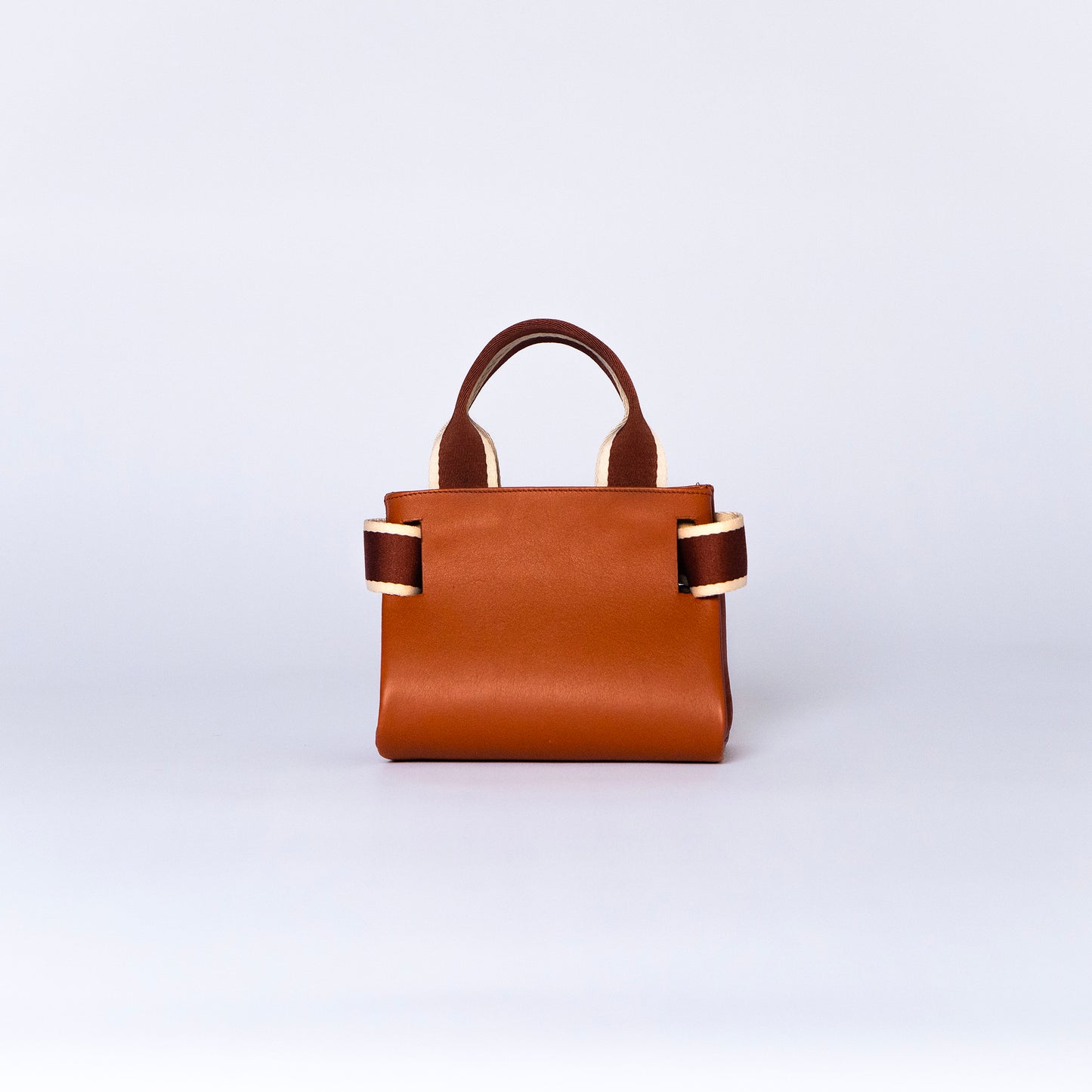 NUMÉRO 04 mini by atelier &LAB — rear view capturing a clean, essential volume with discreet luxury presence in premium upcycled full-grain calf leather, Paris.