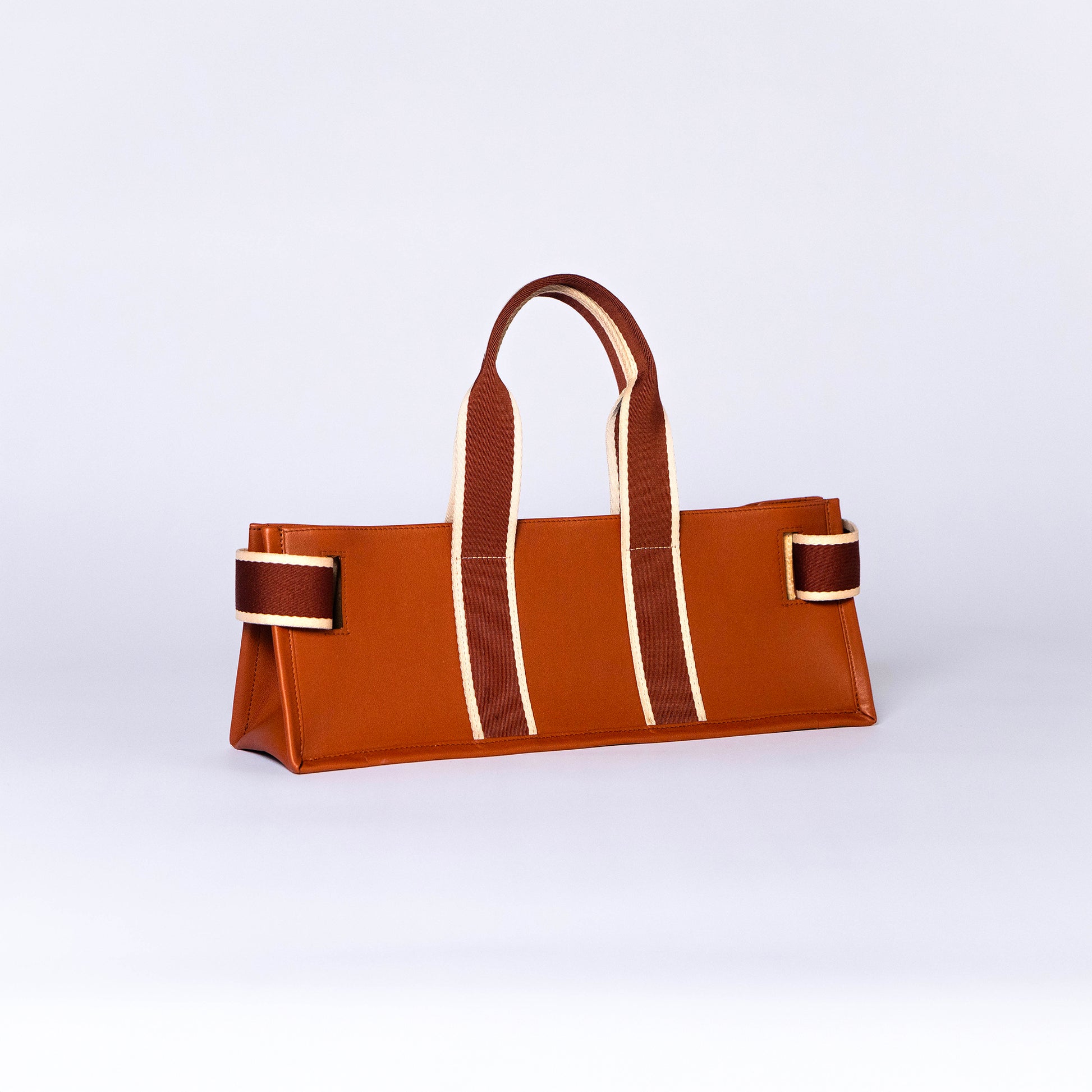 NUMÉRO 01 by atelier &LAB — rear three-quarter view revealing a calm, structured volume and graphic strap construction in premium upcycled full-grain calf leather, Paris.