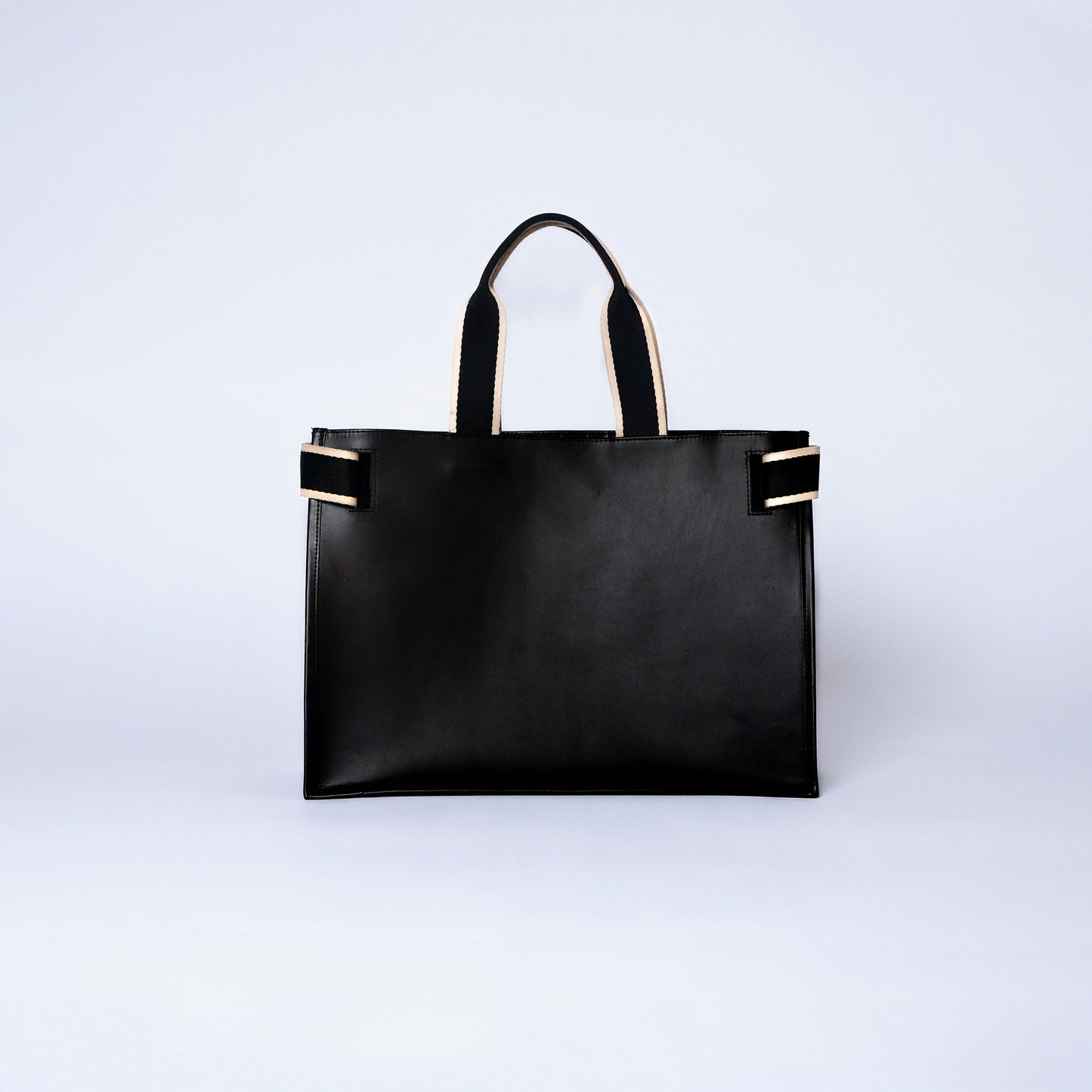 Rear view of the NUMÉRO 02 tote by atelier &LAB — Minimalist Architectural design, Brutalist Structured silhouette, premium upcycled full-grain calf leather, Paris.